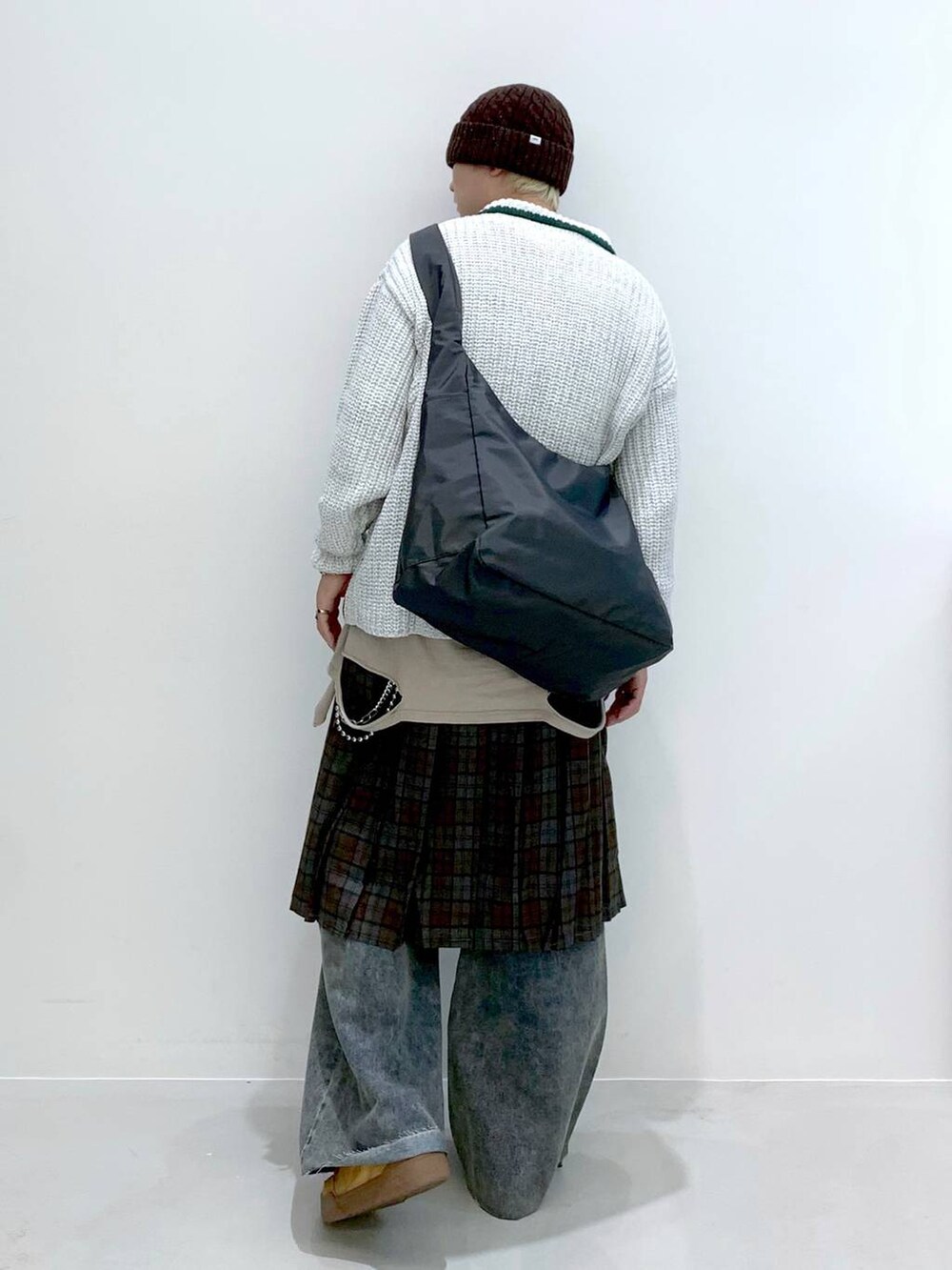 「韓国系、個性派、ストリート、ROMANTIC CROWN、スカート、デニムパンツ、カジュアル、カジュアルコーデ、秋コーデ、秋冬新作、秋服準備はじめました、チェック、ニット、ニット帽」｜「3.3 Field Trip の3.3 Field Trip／ナイロンバッグ（ショルダーバッグ、ブラック系）」を使った、みんみんさん（メンズ・173cm）の秋コーディネートの4枚目の写真