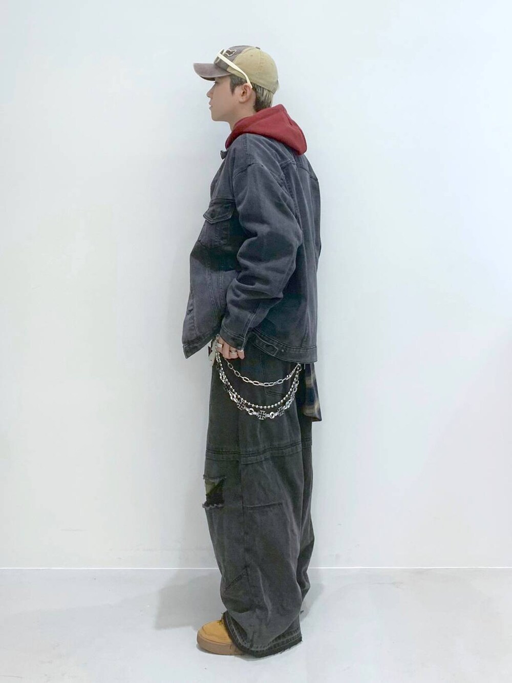 「韓国系、個性派、ストリート、Tシャツ、パーカー、デニムパンツ、デニムジャケット、カジュアル、カジュアルコーデ、チェック、シャツ、冬コーデ、秋コーデ、秋冬新作、レイヤードスタイル」｜「NOT4NERDの【UNISEX】NOT4NERD／Thorn Logo Tee 2126633（Tシャツ/カットソー、ホワイト系）」を使った、みんみんさん（メンズ・173cm）の秋コーディネートの3枚目の写真