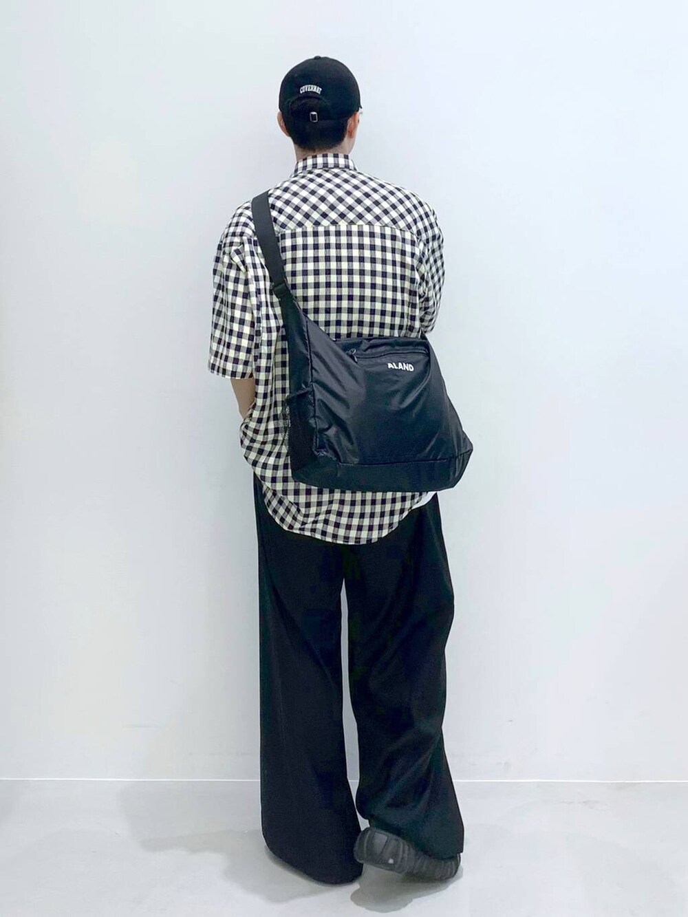 「韓国系、個性派、ストリート、スラックス、ワイドパンツ、ゆったり、オーバーサイズ、シャツ、チェック、ショルダーバッグ、サングラス、メガネ、メガネ男子、DRUG WITHOUT SIDE EFFECT」｜「ALANDの【UNISEX】ALAND／ナイロンショルダーBAG（ショルダーバッグ、ブラック系）」を使った、みんみんさん（メンズ・173cm）の夏コーディネートの7枚目の写真