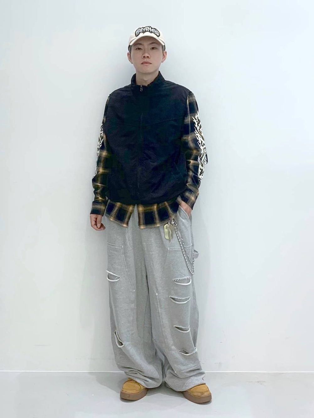 「韓国系、個性派、ストリート、スウェットパンツ、シャツ、チェック、秋コーデ、秋冬新作、秋服準備はじめました、ベスト、ALAND」｜「NOT4NERDの【UNISEX】NOT4NERD／Devil ロゴCAP（キャップ、ベージュ系）」を使った、みんみんさん（メンズ・173cm）の秋コーディネートの2枚目の写真