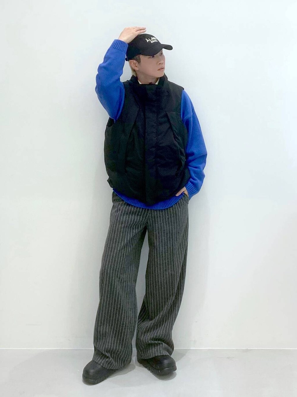 「韓国系、ストリート、ニット、きれいめ、きれいめカジュアル、キャップ、大人カジュアル、スラックス、ストライプパンツ」｜「3.3 Field Trip の3.3 Field Trip／パイピングシャツ（シャツ/ブラウス、ホワイト系）」を使った、みんみんさん（メンズ・173cm）の冬コーディネートの8枚目の写真