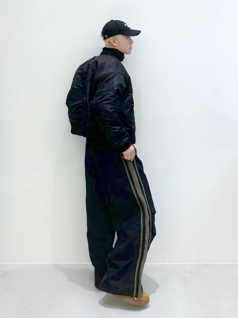 「ALAND、韓国系、ストリート、ワイドパンツ、スポーティ、MA-1、ニット、カーディガン、キャップ、秋コーデ、ショート丈、トラックパンツ、モノトーン、ブラックコーデ、春コーデ」｜「3.3 Field Trip の3.3 Field Trip／ショートジップニットカーデ（カーディガン/ボレロ、ブラック系）」を使った、みんみんさん（メンズ・173cm）の冬コーディネートの2枚目の写真