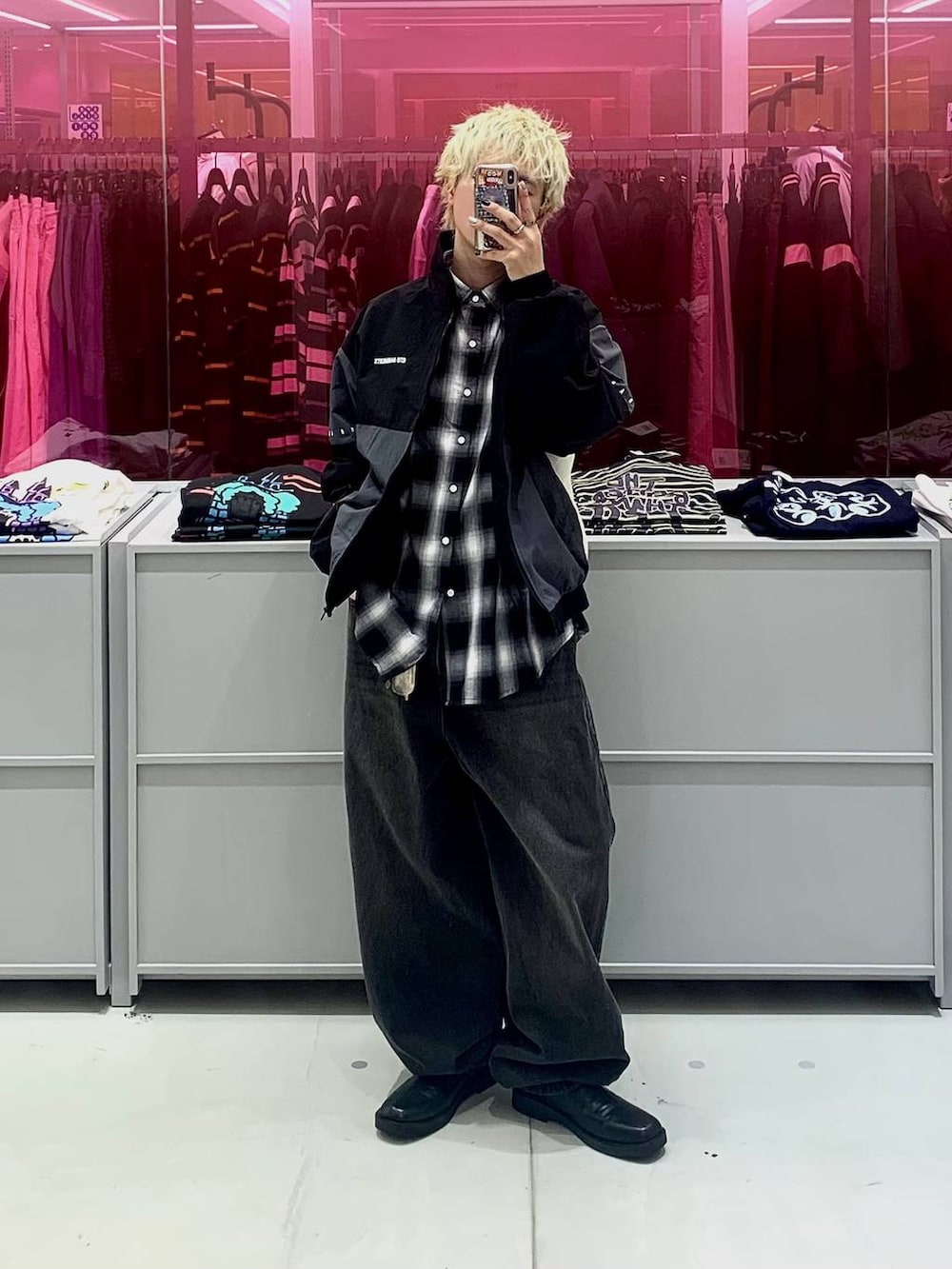 「春アウター、韓国系、個性派、ストリート、ブーツ、シャツ、チェック、デニムパンツ、ワイドパンツ、ゆったり、オーバーサイズ、トラックジャケット、QT8、カジュアル、スポーティ」｜「3.3 Field Trip の3.3 Field Trip／サイドジップブーツ 2103658（ブーツ、ブラック系）」を使った、みんみんさん（メンズ・173cm）の春コーディネートの2枚目の写真