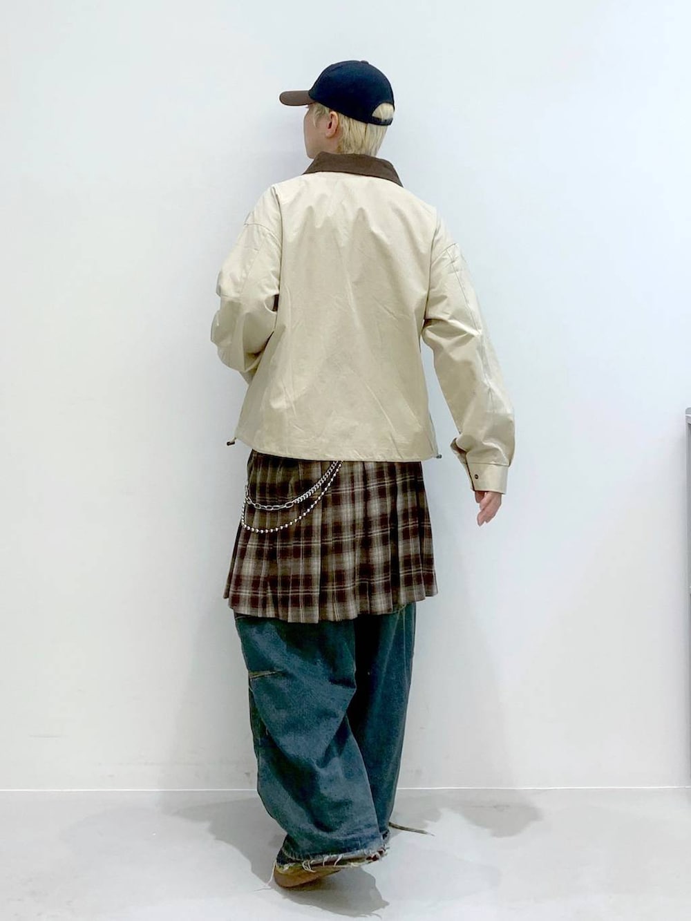 「韓国系、ストリート、キャップ、ジャケット、デニムパンツ、スカート、カジュアル、カジュアルコーデ、きれいめカジュアル、デニム、ダメージデニム、ダメージデニムパンツ、NOT4NERD、メンズスカート、アヴァンギャルド」｜「AMESWORLDWIDEの【UNISEX】AMES WORLDWIDE／TWOTONE CAP（キャップ、ブルー系）」を使った、みんみんさん（メンズ・173cm）の冬コーディネートの6枚目の写真