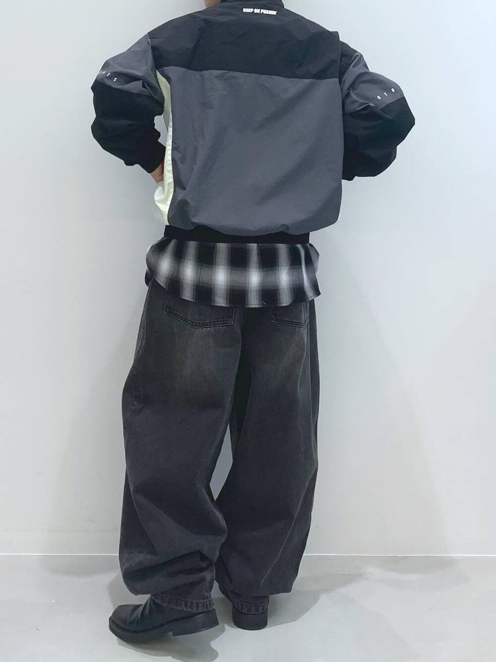 「春アウター、韓国系、個性派、ストリート、ブーツ、シャツ、チェック、デニムパンツ、ワイドパンツ、ゆったり、オーバーサイズ、トラックジャケット、QT8、カジュアル、スポーティ」｜「3.3 Field Trip の3.3 Field Trip／サイドジップブーツ 2103658（ブーツ、ブラック系）」を使った、みんみんさん（メンズ・173cm）の春コーディネートの5枚目の写真