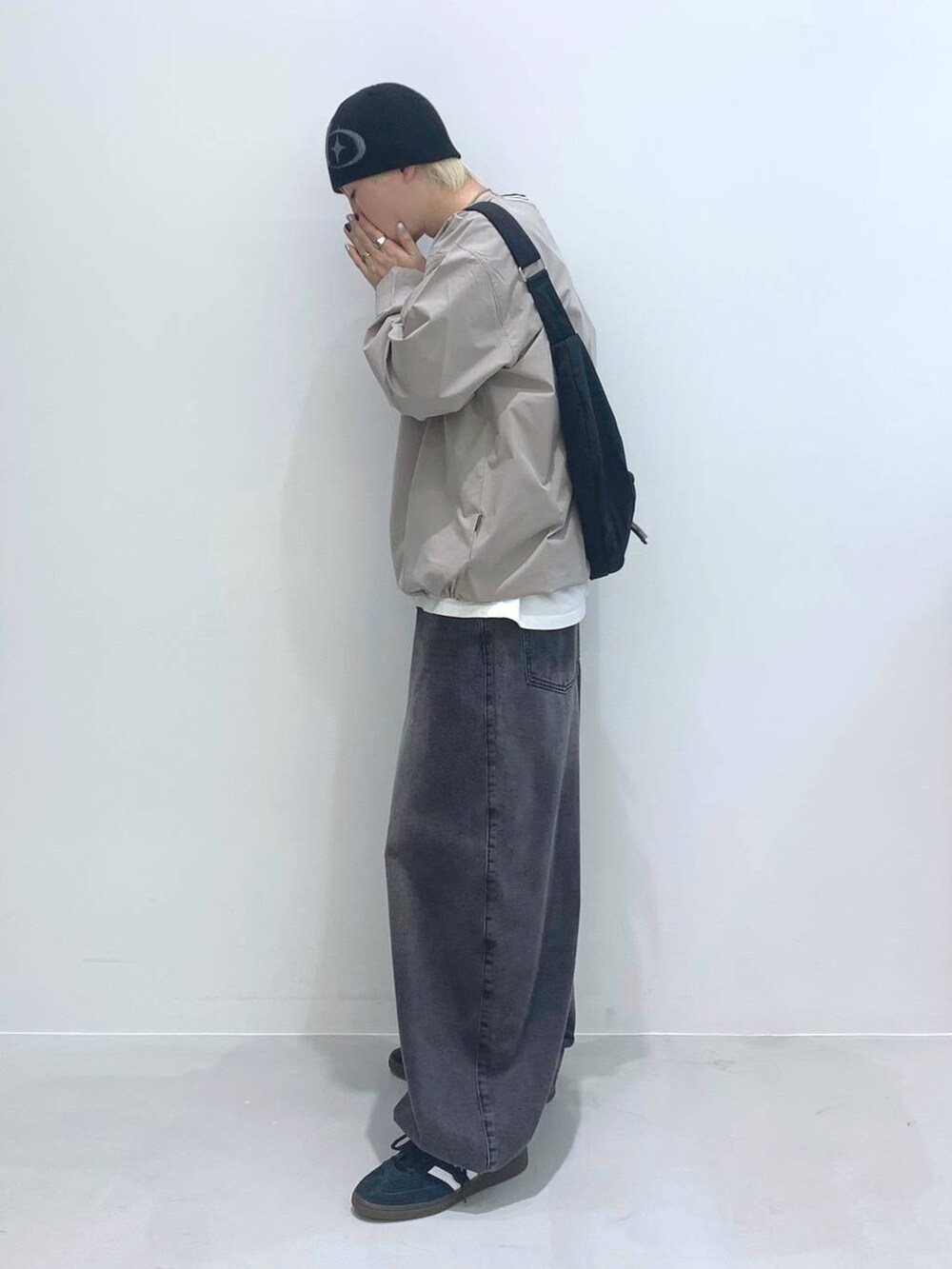 「韓国系、個性派、ストリート、カジュアル、デニムパンツ、ワイドパンツ、ショルダーバッグ、ニット帽、NASTYKICK、MIDNIGHT MOVE、スニーカー、春コーデ」｜「3.3 Field Trip の【UNISEX】3.3 Field Trip／ムーンショルダーBAG  2103662（ショルダーバッグ、ブラック系）」を使った、みんみんさん（メンズ・173cm）の冬コーディネートの3枚目の写真