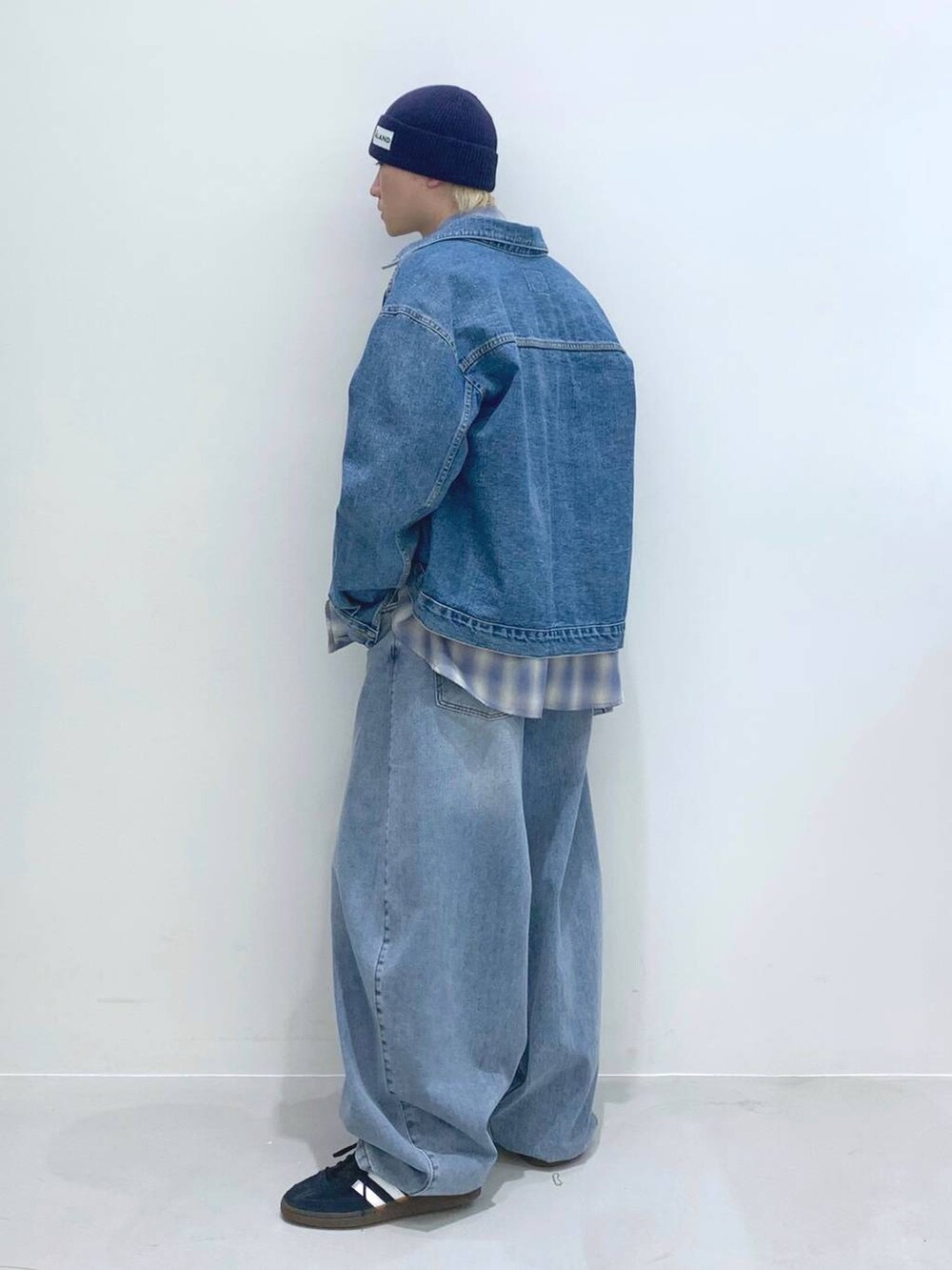 「韓国系、個性派、ストリート、デニムパンツ、デニムジャケット、セットアップ、シャツ、ジャケット、カジュアル、春コーデ、LA MER MA MAISON、スニーカー、ALAND、ショルダーバッグ、バッグ」｜「3.3 Field Trip の【UNISEX】3.3 Field Trip／ムーンショルダーBAG  2103662（ショルダーバッグ、ベージュ系）」を使った、みんみんさん（メンズ・173cm）の春コーディネートの4枚目の写真