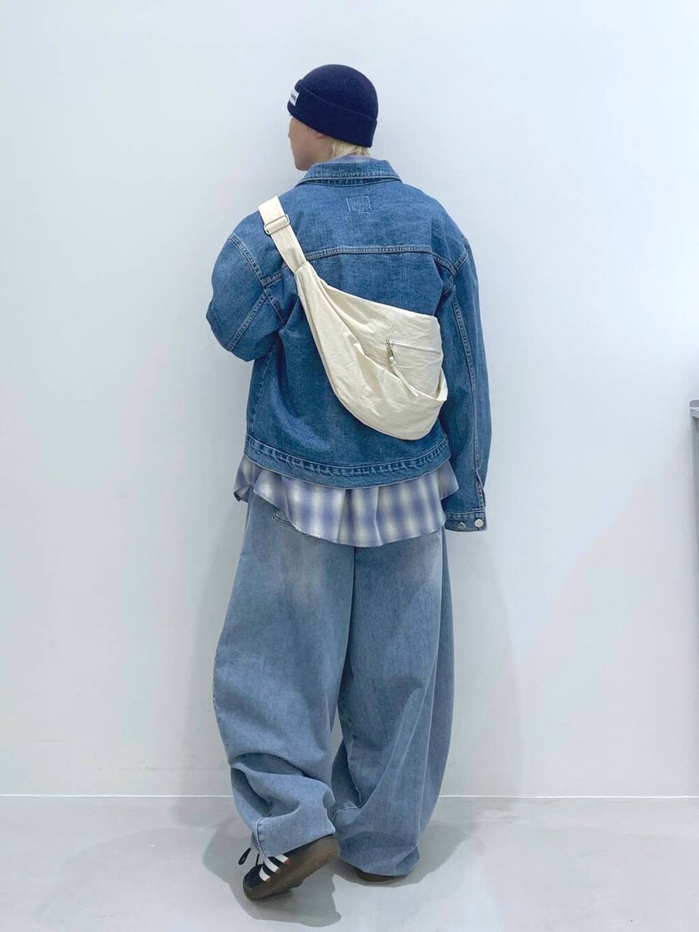 「韓国系、個性派、ストリート、デニムパンツ、デニムジャケット、セットアップ、シャツ、ジャケット、カジュアル、春コーデ、LA MER MA MAISON、スニーカー、ALAND、ショルダーバッグ、バッグ」｜「3.3 Field Trip の【UNISEX】3.3 Field Trip／ムーンショルダーBAG  2103662（ショルダーバッグ、ベージュ系）」を使った、みんみんさん（メンズ・173cm）の春コーディネートの7枚目の写真