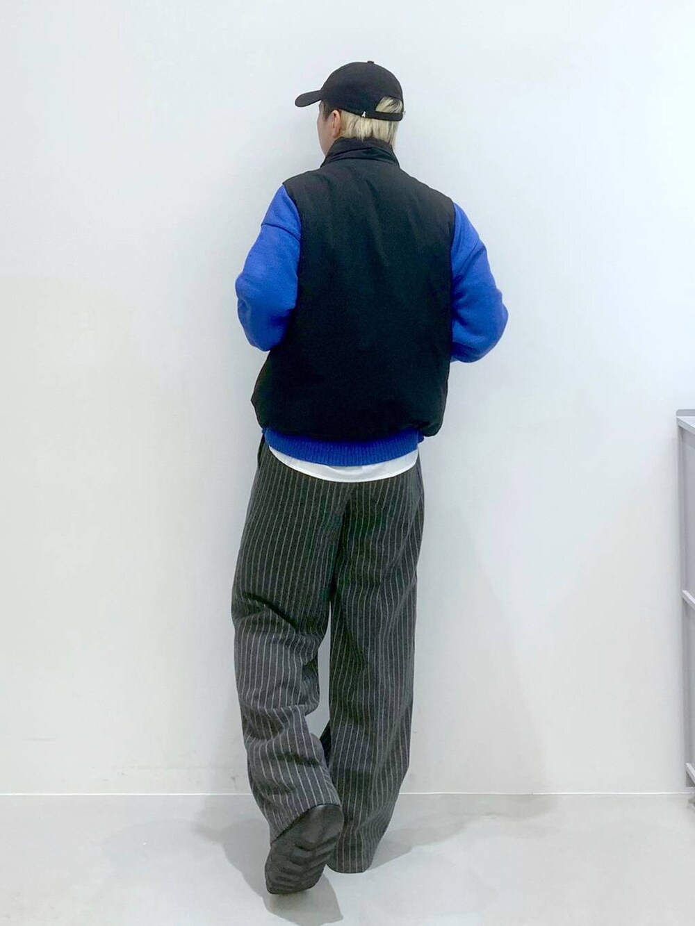 「韓国系、ストリート、ニット、きれいめ、きれいめカジュアル、キャップ、大人カジュアル、スラックス、ストライプパンツ」｜「3.3 Field Trip の3.3 Field Trip／パイピングシャツ（シャツ/ブラウス、ホワイト系）」を使った、みんみんさん（メンズ・173cm）の冬コーディネートの6枚目の写真