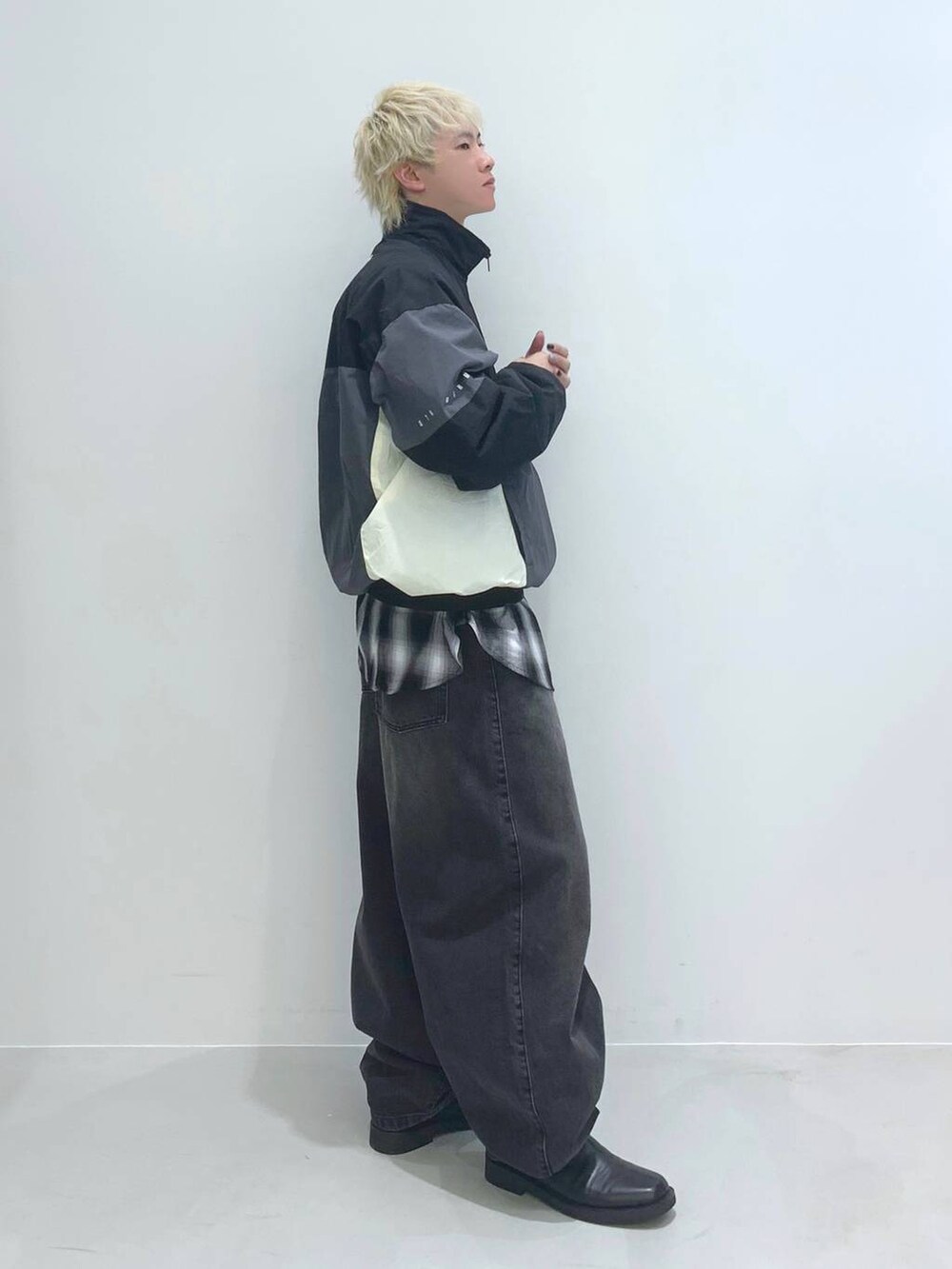 「春アウター、韓国系、個性派、ストリート、ブーツ、シャツ、チェック、デニムパンツ、ワイドパンツ、ゆったり、オーバーサイズ、トラックジャケット、QT8、カジュアル、スポーティ」｜「3.3 Field Trip の3.3 Field Trip／サイドジップブーツ 2103658（ブーツ、ブラック系）」を使った、みんみんさん（メンズ・173cm）の春コーディネートの3枚目の写真