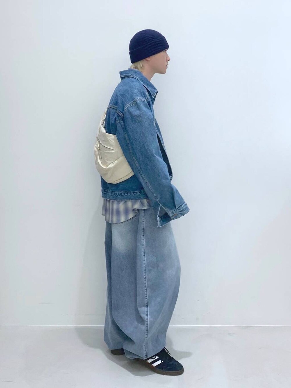 「韓国系、個性派、ストリート、デニムパンツ、デニムジャケット、セットアップ、シャツ、ジャケット、カジュアル、春コーデ、LA MER MA MAISON、スニーカー、ALAND、ショルダーバッグ、バッグ」｜「3.3 Field Trip の【UNISEX】3.3 Field Trip／ムーンショルダーBAG  2103662（ショルダーバッグ、ベージュ系）」を使った、みんみんさん（メンズ・173cm）の春コーディネートの6枚目の写真