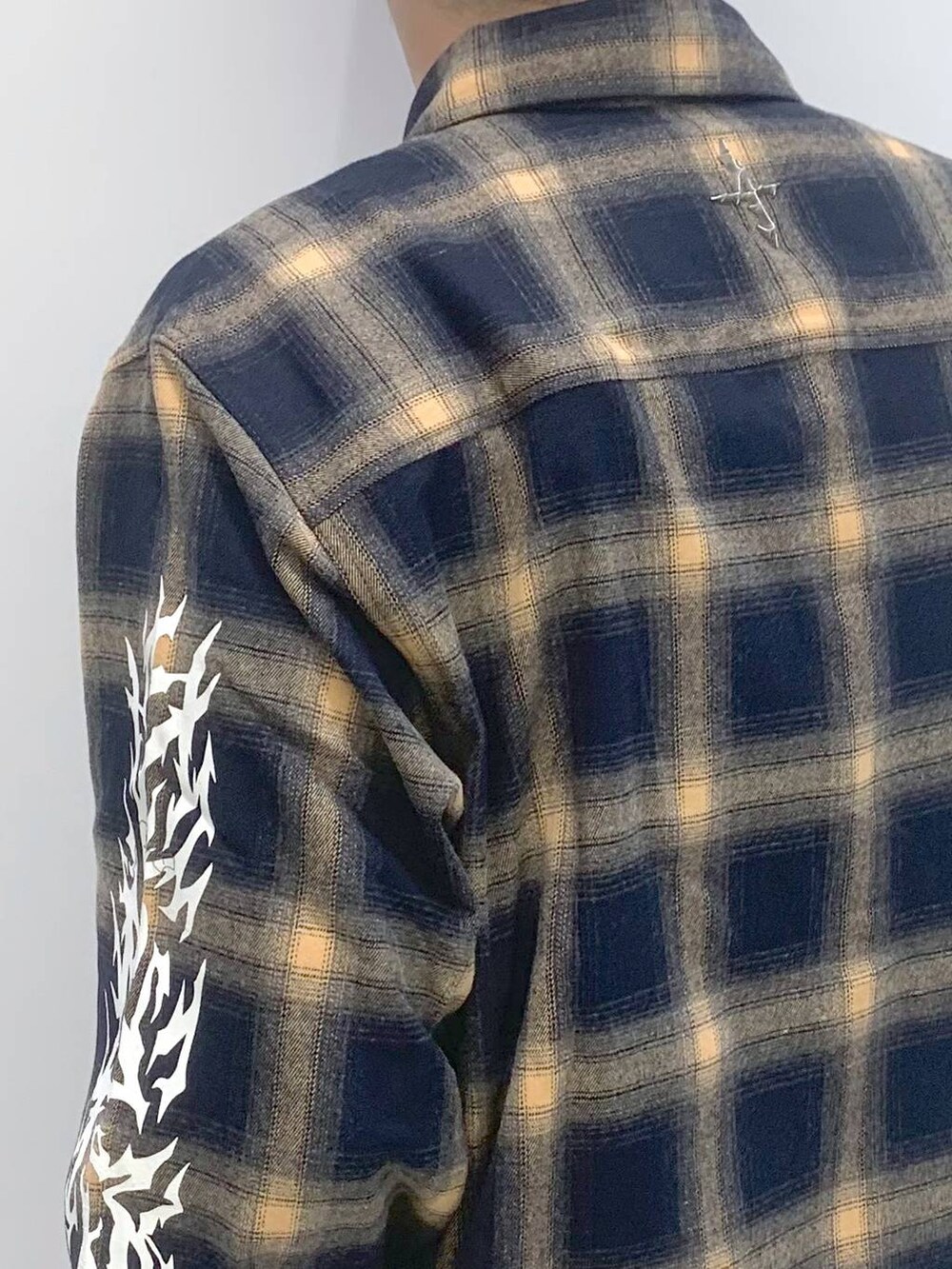 「韓国系、個性派、ストリート、スウェットパンツ、シャツ、チェック、秋コーデ、秋冬新作、秋服準備はじめました、ベスト、ALAND」｜「NOT4NERDの【UNISEX】NOT4NERD／Devil ロゴCAP（キャップ、ベージュ系）」を使った、みんみんさん（メンズ・173cm）の秋コーディネートの7枚目の写真