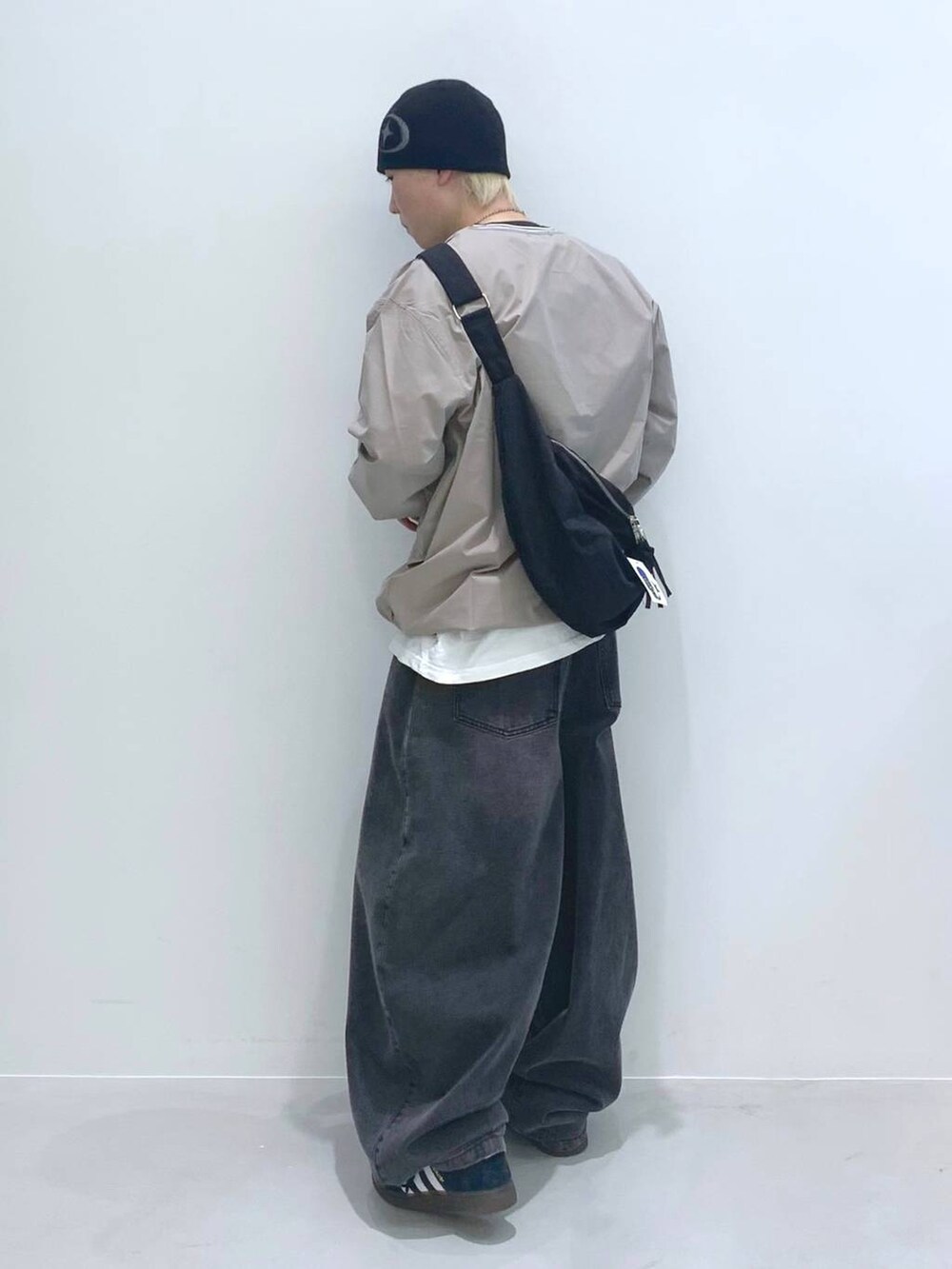 「韓国系、個性派、ストリート、カジュアル、デニムパンツ、ワイドパンツ、ショルダーバッグ、ニット帽、NASTYKICK、MIDNIGHT MOVE、スニーカー、春コーデ」｜「3.3 Field Trip の【UNISEX】3.3 Field Trip／ムーンショルダーBAG  2103662（ショルダーバッグ、ブラック系）」を使った、みんみんさん（メンズ・173cm）の冬コーディネートの2枚目の写真