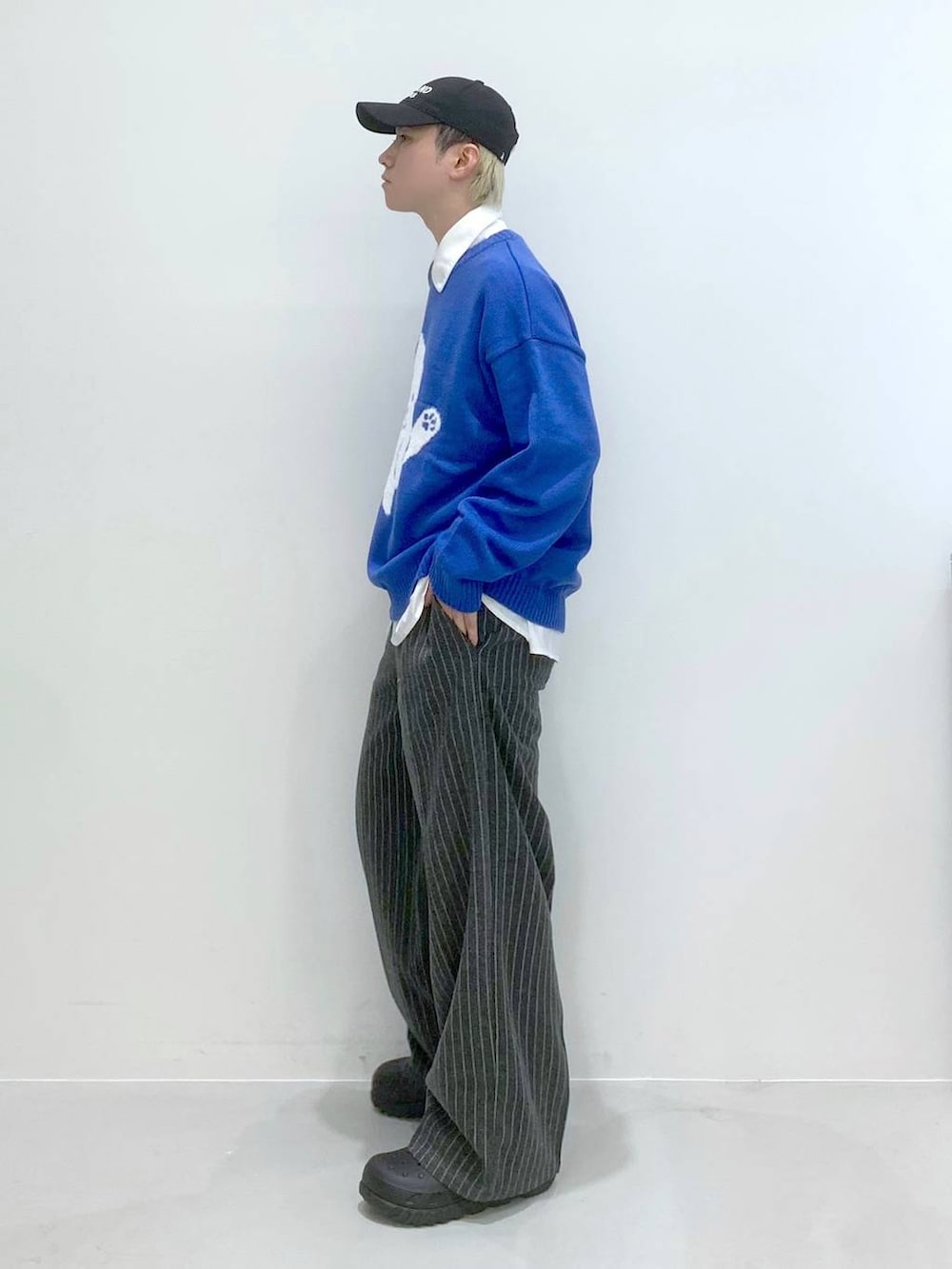 「韓国系、ストリート、ニット、きれいめ、きれいめカジュアル、キャップ、大人カジュアル、スラックス、ストライプパンツ」｜「3.3 Field Trip の3.3 Field Trip／パイピングシャツ（シャツ/ブラウス、ホワイト系）」を使った、みんみんさん（メンズ・173cm）の冬コーディネートの3枚目の写真