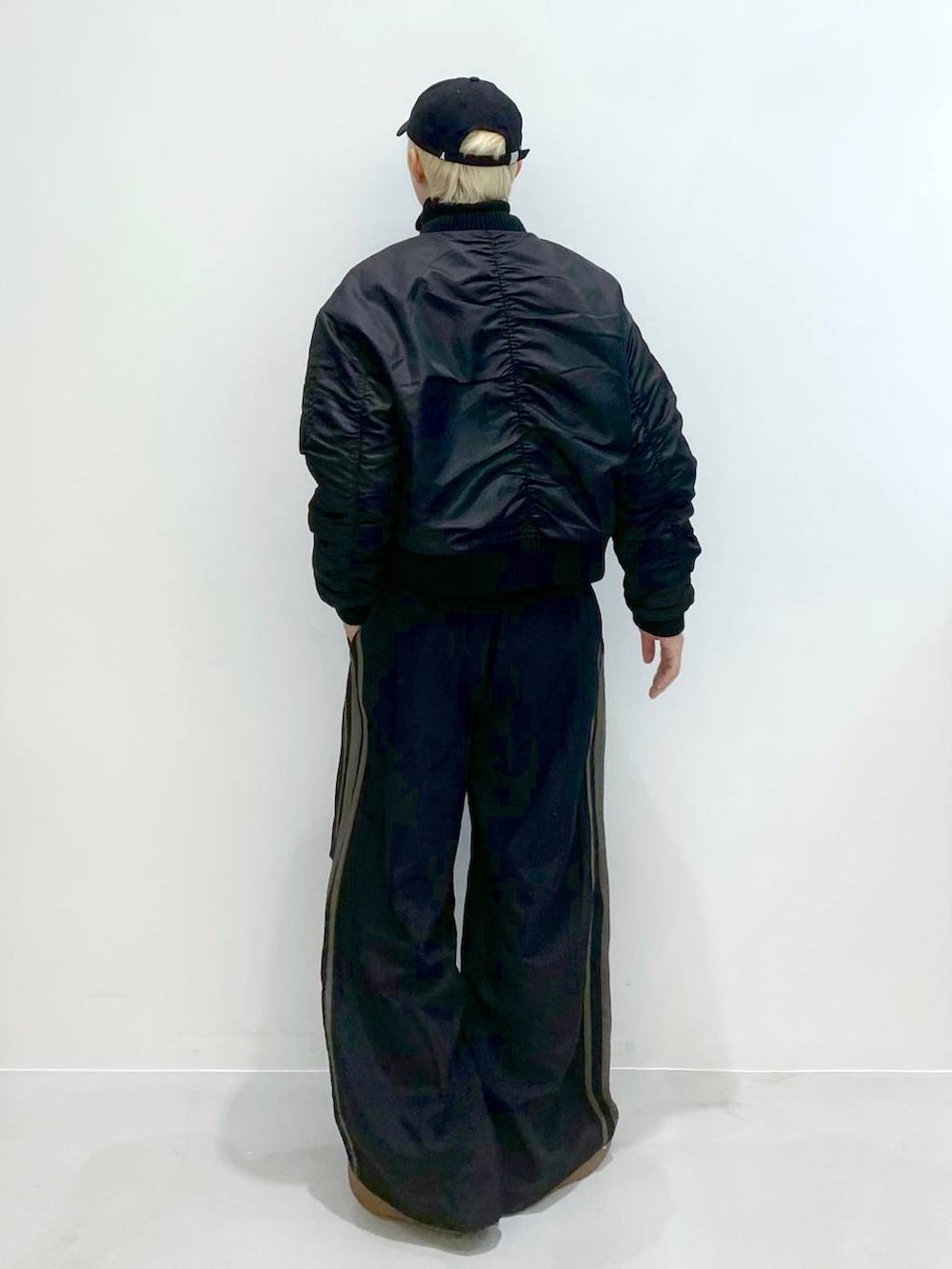 「ALAND、韓国系、ストリート、ワイドパンツ、スポーティ、MA-1、ニット、カーディガン、キャップ、秋コーデ、ショート丈、トラックパンツ、モノトーン、ブラックコーデ、春コーデ」｜「3.3 Field Trip の3.3 Field Trip／ショートジップニットカーデ（カーディガン/ボレロ、ブラック系）」を使った、みんみんさん（メンズ・173cm）の冬コーディネートの3枚目の写真