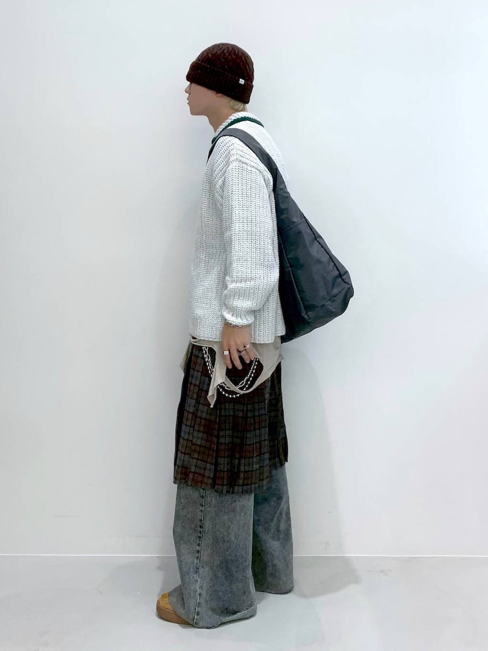 「韓国系、個性派、ストリート、ROMANTIC CROWN、スカート、デニムパンツ、カジュアル、カジュアルコーデ、秋コーデ、秋冬新作、秋服準備はじめました、チェック、ニット、ニット帽」｜「3.3 Field Trip の3.3 Field Trip／ナイロンバッグ（ショルダーバッグ、ブラック系）」を使った、みんみんさん（メンズ・173cm）の秋コーディネートの5枚目の写真