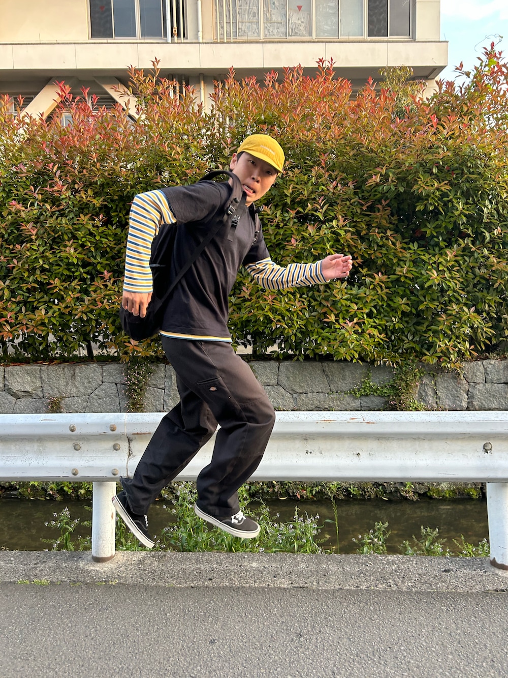 ブラック系のチノパンツ、イエロー系のTシャツ/カットソー、ブラック系のTシャツ/カットソーを着用したメンズの春コーディネートの2枚目の写真