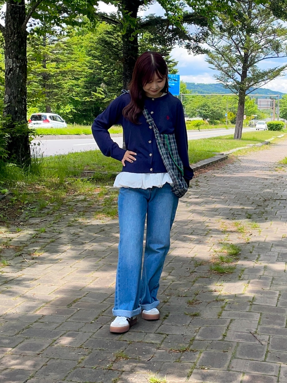 ホワイト系のスニーカー、ブルー系のショルダーバッグ、ブルー系のカーディガン/ボレロを着用したレディースの春コーディネートの4枚目の写真