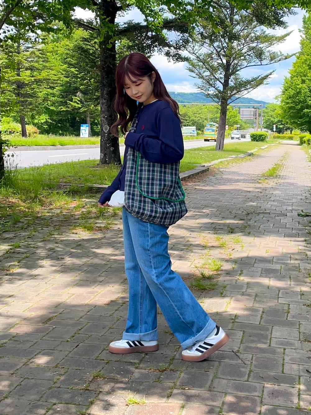 ホワイト系のスニーカー、ブルー系のショルダーバッグ、ブルー系のカーディガン/ボレロを着用したレディースの春コーディネートの2枚目の写真