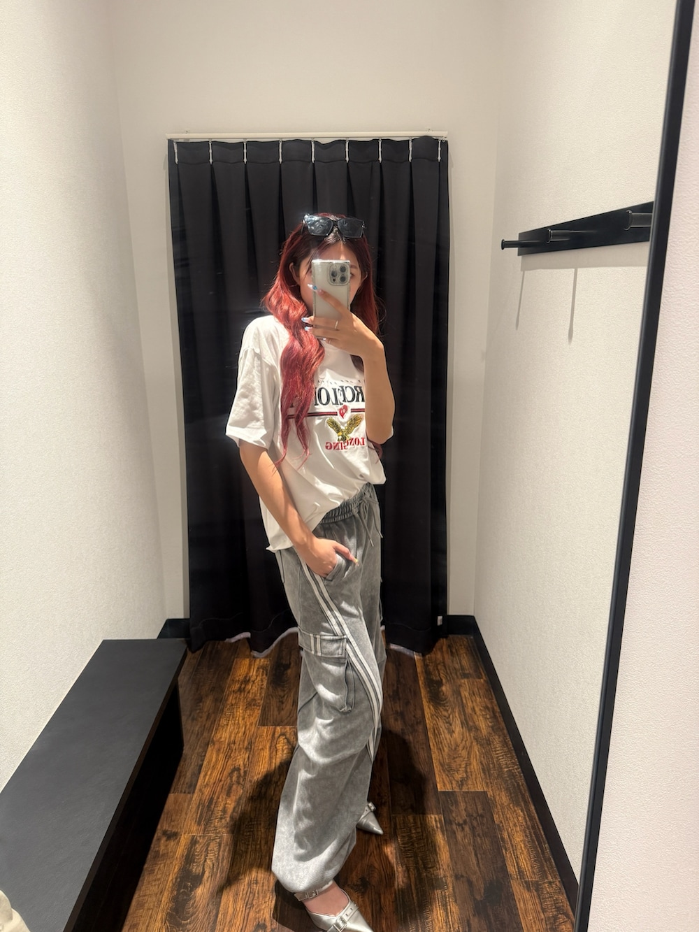 「カジュアルコーデ、大人カジュアル、スウェットパンツ、カーゴパンツ、outfit、ootd、高身長コーデ、春コーデ」｜「ANAPのBARCELONA イーグル 刺繍ロゴ tシャツ（Tシャツ/カットソー、ホワイト系）」を使った、Shihoさん（骨格ウェーブ・レディース・169cm）の春コーディネートの2枚目の写真