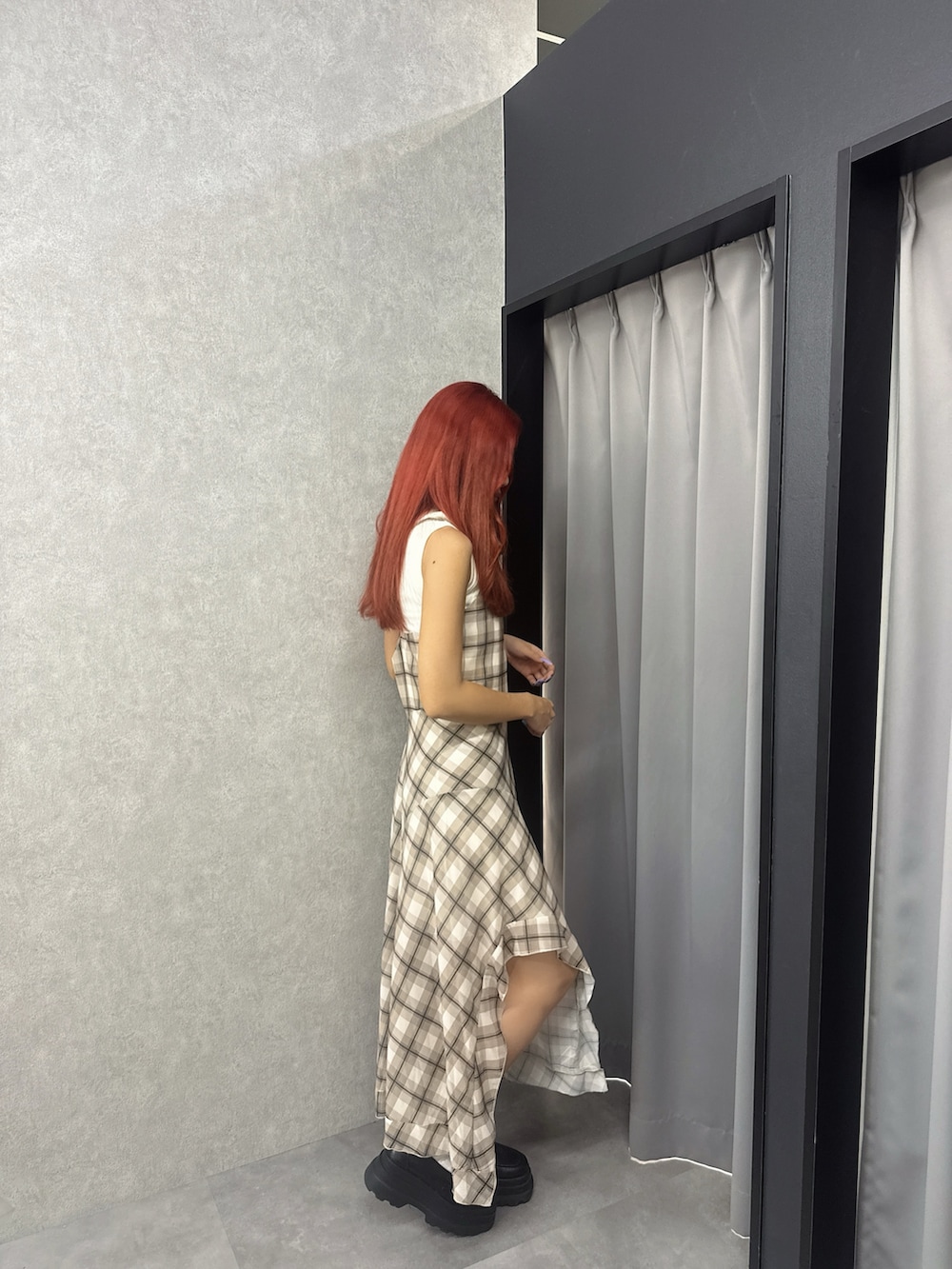 「チェック、ワンピース、今日のコーデ、ベージュ、ガーリーコーデ、ナチュラルガーリー、ootd、outfit、夏コーデ、ロングワンピース、高身長女子、骨格ウェーブ」｜「ANAPのチェック柄 アシメ フレア キャミワンピース（ワンピース、ベージュ系）」を使った、Shihoさん（骨格ウェーブ・レディース・169cm）の夏コーディネートの2枚目の写真