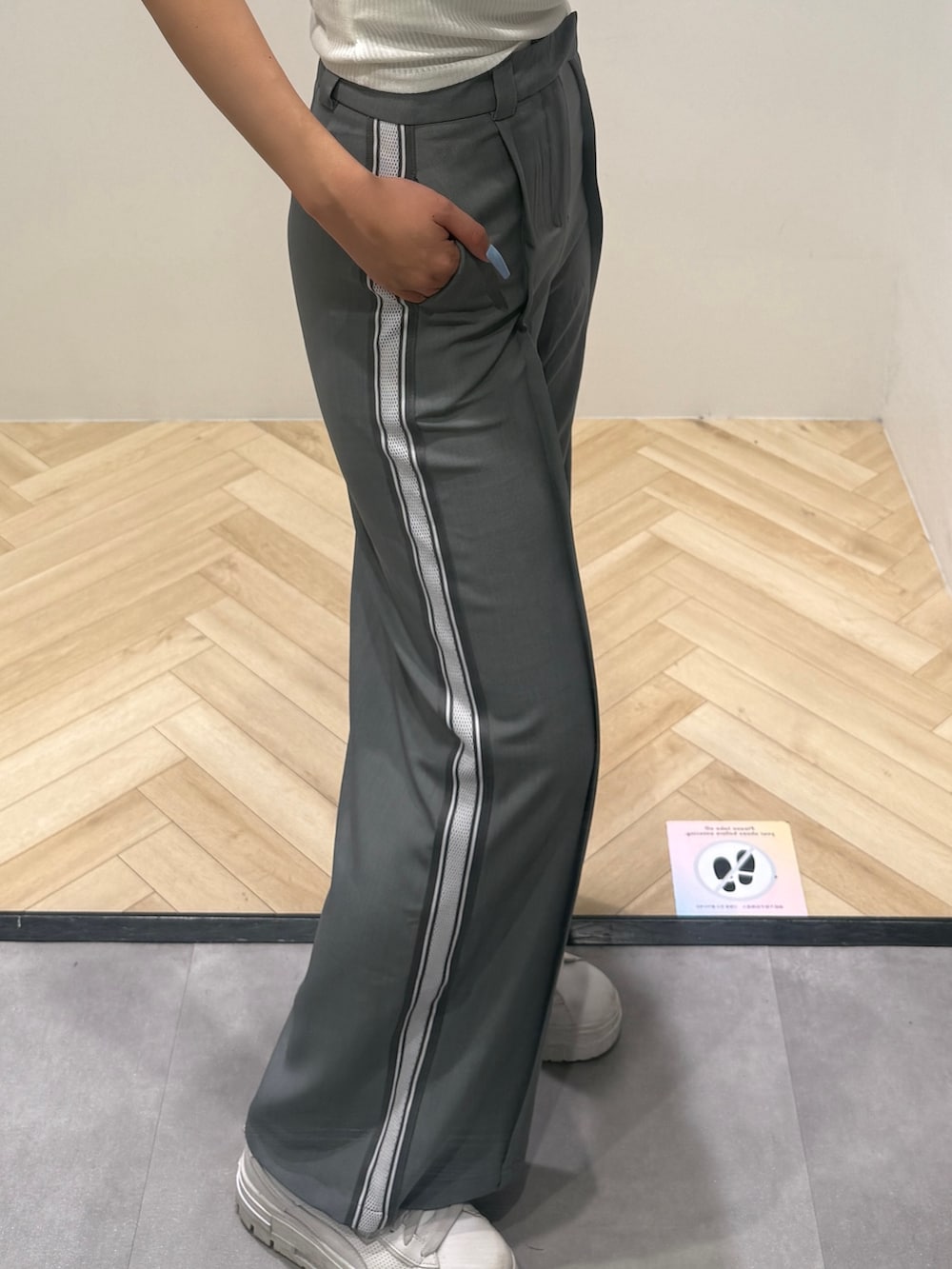 「ootd、outfit、スラックス、楽ちんコーデ、カジュアル、モノトーンコーデ、大人カジュアル、高身長コーデ」｜「ANAPのレースアップ タンクトップ（タンクトップ、ホワイト系）」を使った、Shihoさん（骨格ウェーブ・レディース・169cm）の夏コーディネートの2枚目の写真