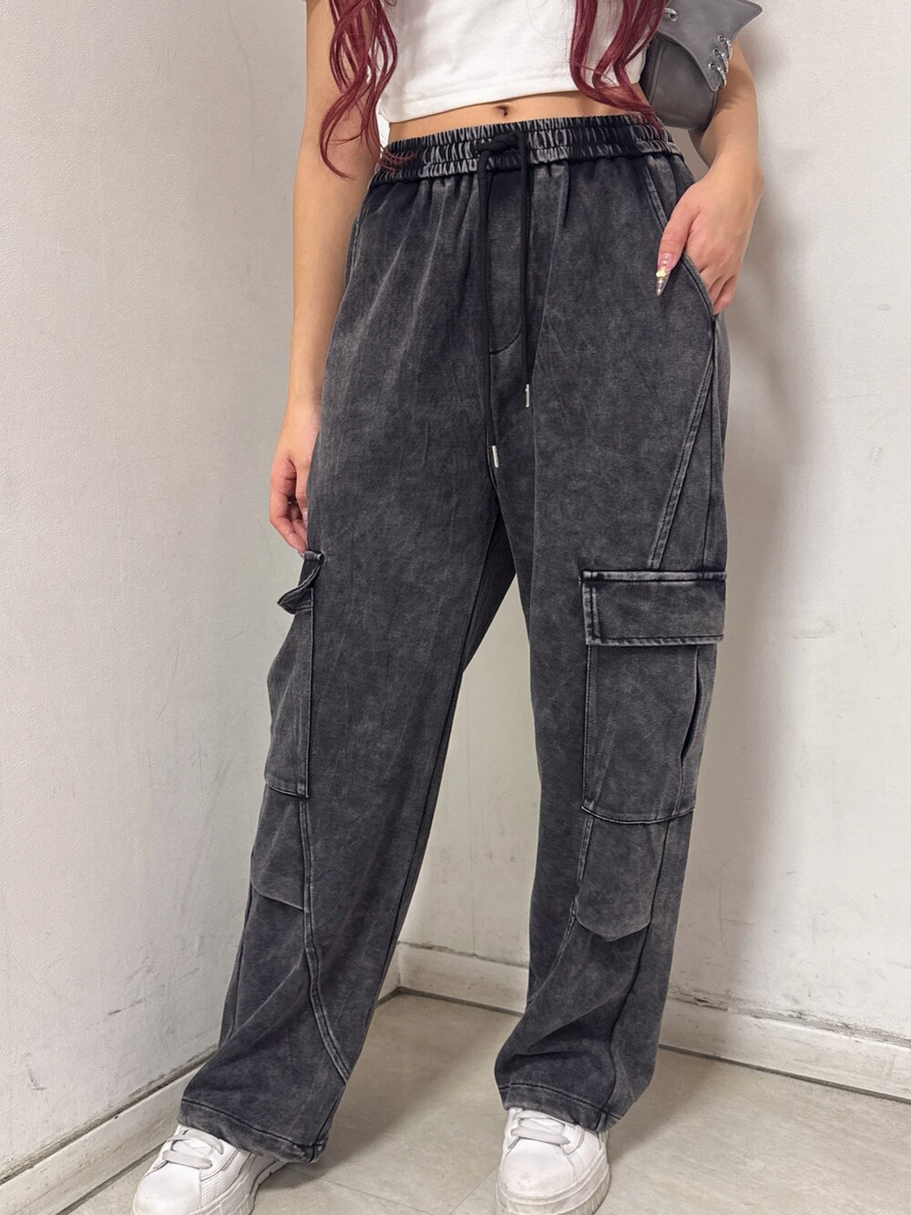 「クロップドトップス、チビT、カーゴパンツ、スウェットパンツ、カジュアルスタイル、スニーカーコーデ、春夏コーデ、骨格ウェーブ」｜「ANAPのウエストシャーリングロゴ Tシャツ（Tシャツ/カットソー、ホワイト系）」を使った、Shihoさん（骨格ウェーブ・レディース・169cm）の春コーディネートの3枚目の写真