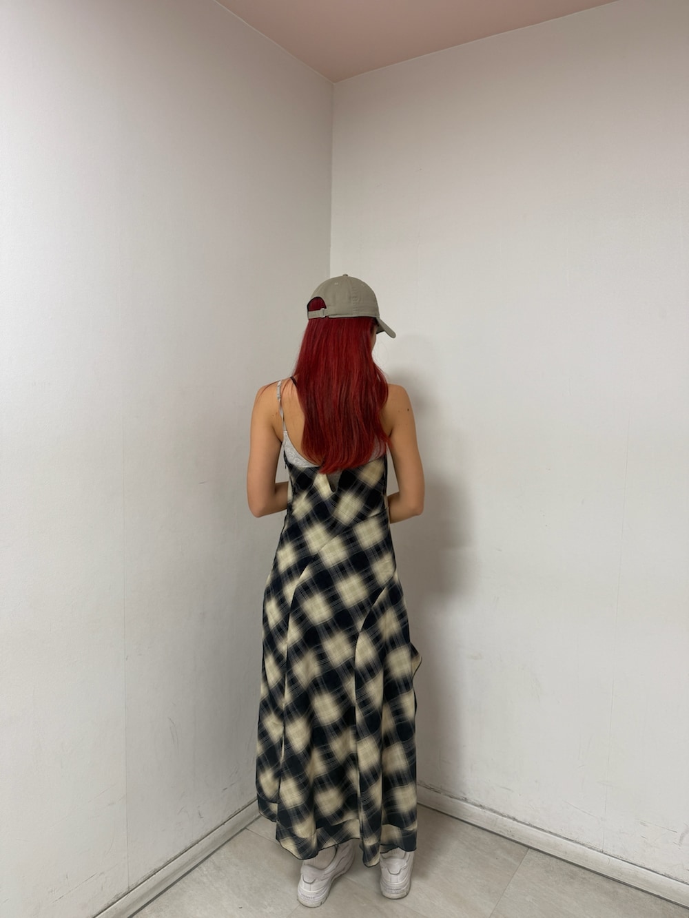 「ootd、outfit、チェック、ワンピース、キャップコーデ、大人カジュアル、夏コーデ」｜「ANAPのチェック柄 アシメ フレア キャミワンピース（ワンピース、ブルー系）」を使った、Shihoさん（骨格ウェーブ・レディース・169cm）の夏コーディネートの2枚目の写真