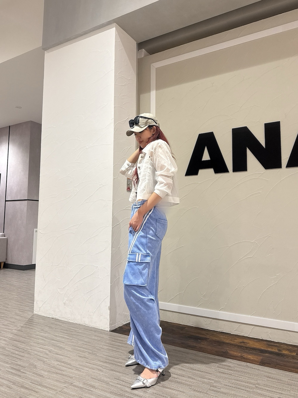 「スウェットコーデ、カーゴパンツ、ブルーコーデ、シャツコーデ、キャップコーデ、outfit、ootd、高身長コーデ、春コーデ」｜「ANAPのウォッシュ加工 ライン スウェット カーゴパンツ（カーゴパンツ、ブルー系）」を使った、Shihoさん（骨格ウェーブ・レディース・169cm）の春コーディネートの2枚目の写真