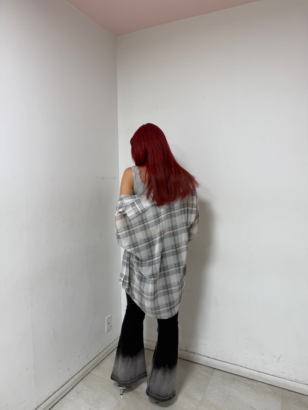 「チェックシャツ、フレアパンツ、モノトーンコーデ、ootd、outfit、グラデーションデニム、春コーデ、高身長コーデ」｜Shihoさん（骨格ウェーブ・レディース・169cm）の夏コーディネートの2枚目の写真