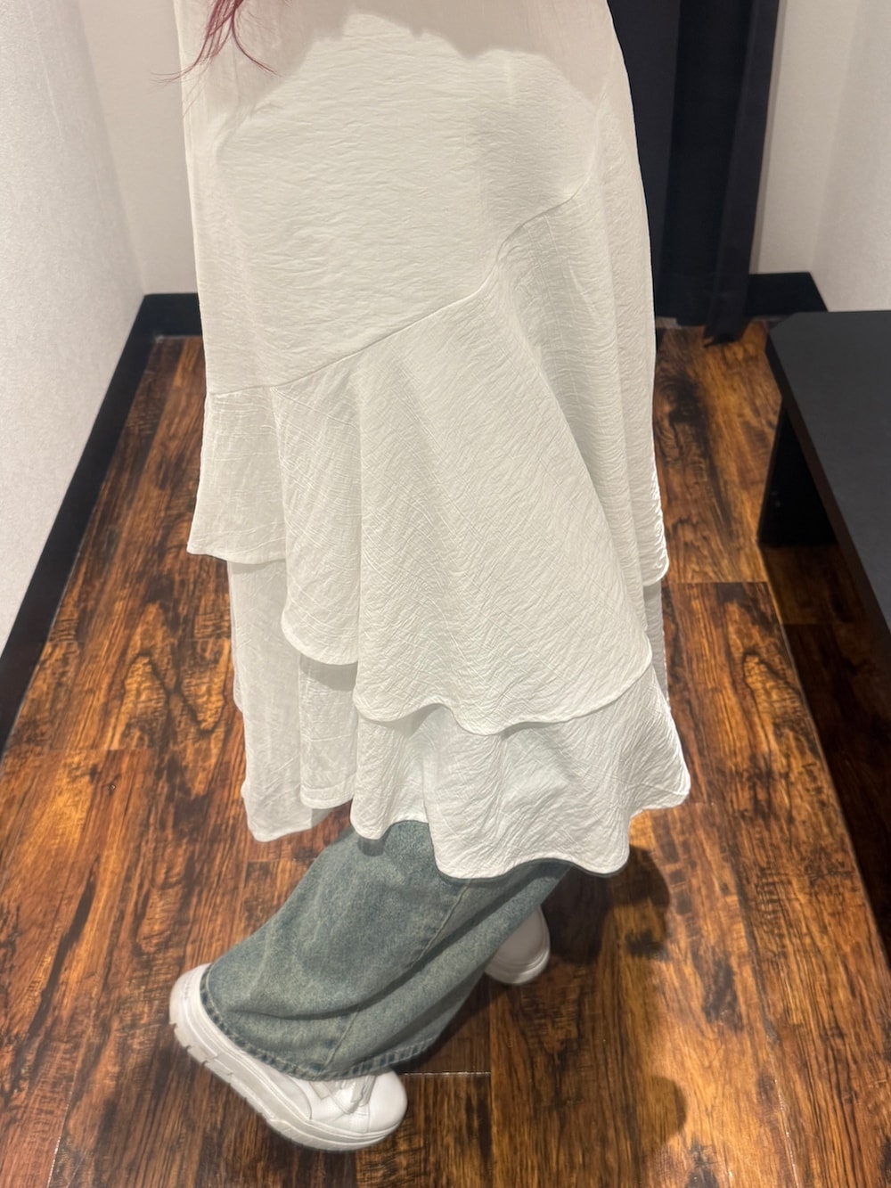「ティアードワンピース、ワンピースコーデ、デニムパンツ、レイヤードコーデ、outfit、ootd」｜「ANAPのティアード キャミワンピース（ワンピース、ホワイト系）」を使った、Shihoさん（骨格ウェーブ・レディース・169cm）の春コーディネートの2枚目の写真