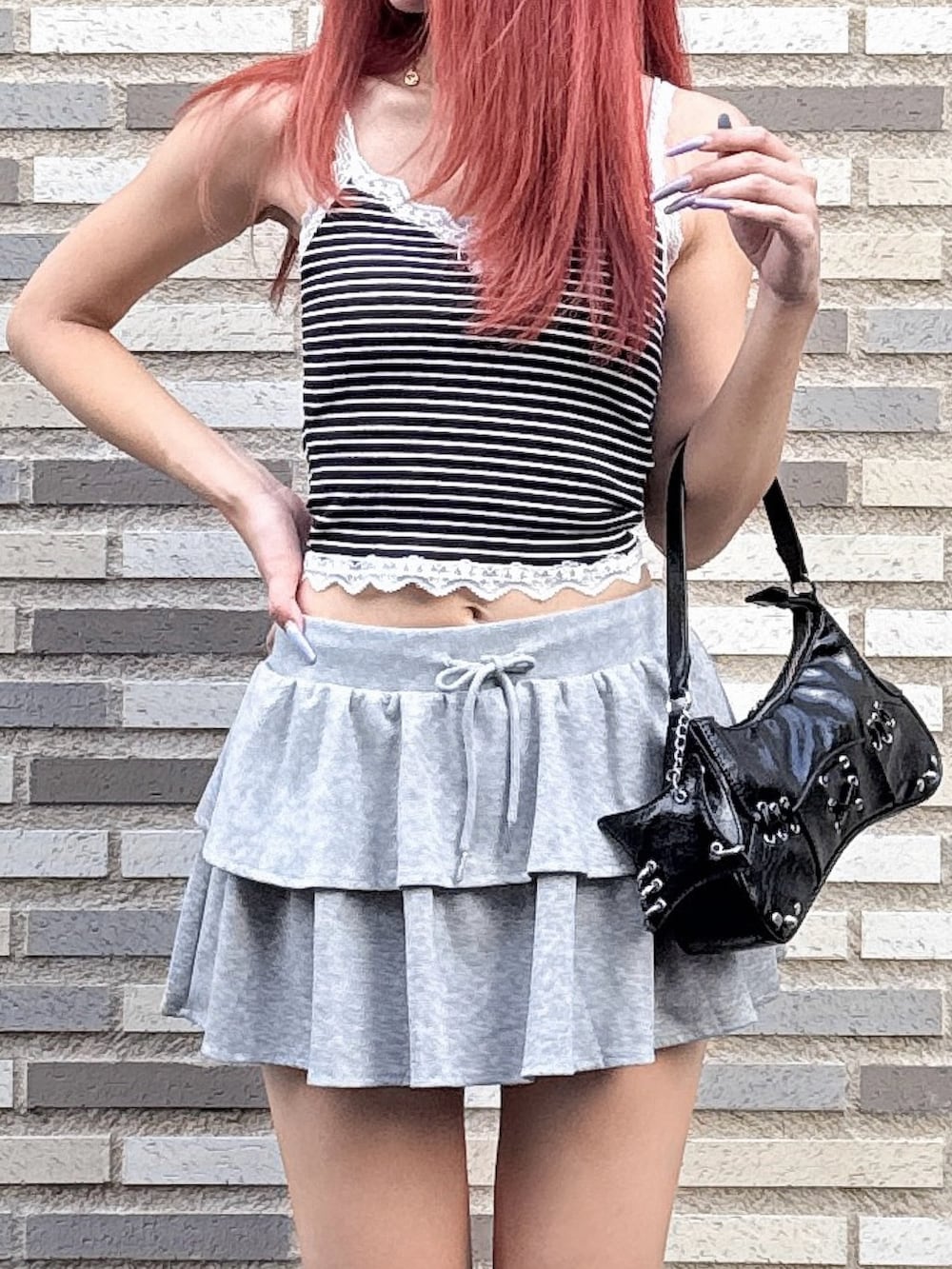 「ガーリーコーデ、ティアードスカート、スウェットスカート、レーストップス、キャミソール、韓国ファッション、ootd、outfit」｜「ANAPのハトメデザインチャーム付き ハンドバック（ハンドバッグ、ブラック系）」を使った、Shihoさん（骨格ウェーブ・レディース・169cm）の夏コーディネートの2枚目の写真