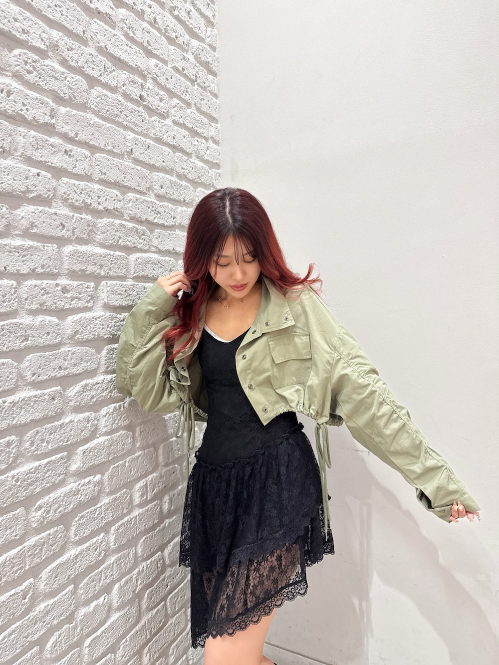 「レースワンピース、クロップド丈、ジャケットコーデ、カジュアルガーリー、outfit」｜「ANAPの袖ギャザー ショート丈 ブルゾン（ブルゾン、グリーン系）」を使った、Shihoさん（骨格ウェーブ・レディース・169cm）の春コーディネートの2枚目の写真