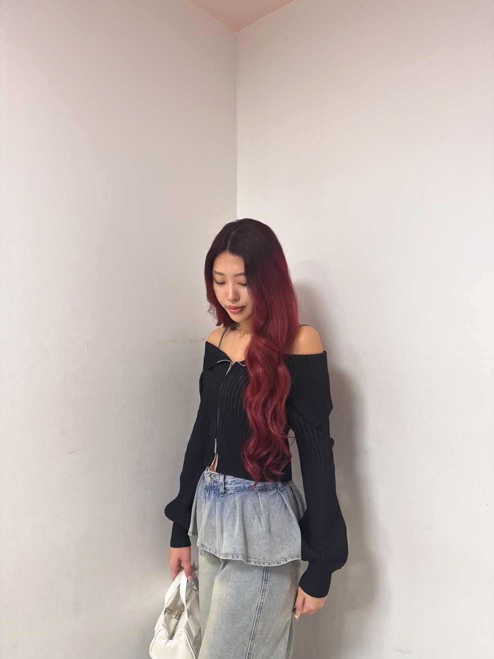 「大人カジュアル、レイヤード風パンツ、デニムパンツ、outfit、ootd、春コーデ」｜「ANAPのスカートレイヤードデザインワイドデニムパンツ（デニムパンツ、ブルー系）」を使った、Shihoさん（骨格ウェーブ・レディース・169cm）の春コーディネートの3枚目の写真