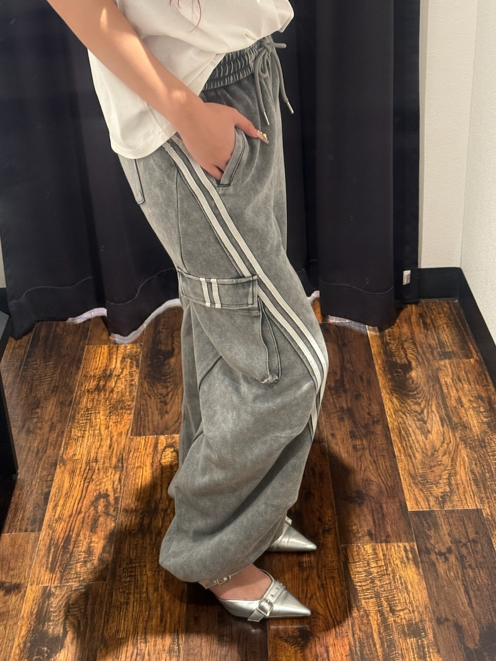「カジュアルコーデ、大人カジュアル、スウェットパンツ、カーゴパンツ、outfit、ootd、高身長コーデ、春コーデ」｜「ANAPのBARCELONA イーグル 刺繍ロゴ tシャツ（Tシャツ/カットソー、ホワイト系）」を使った、Shihoさん（骨格ウェーブ・レディース・169cm）の春コーディネートの3枚目の写真