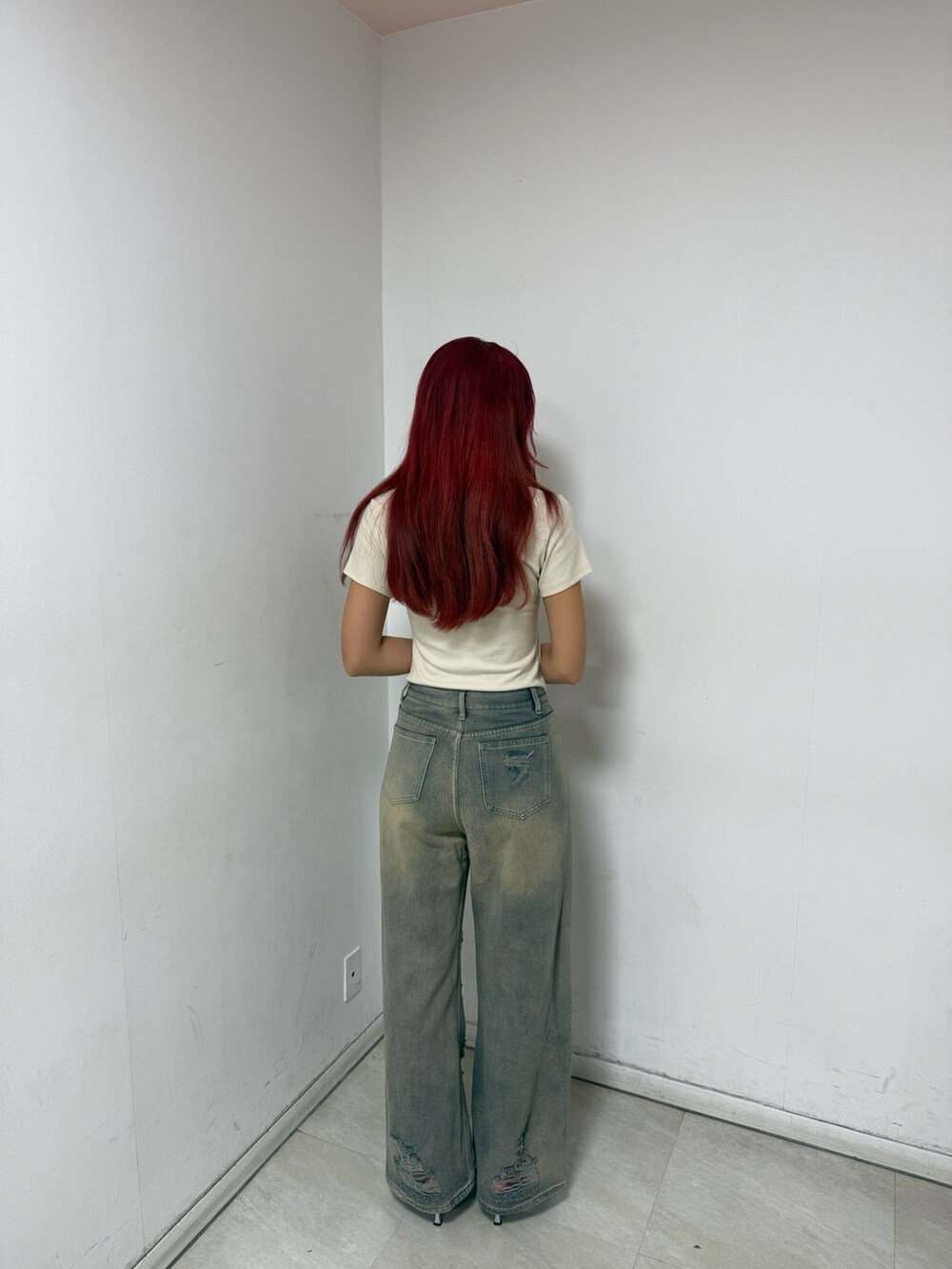 「ダメージデニムパンツ、レイヤードコーデ、春夏コーデ、ブラウンコーデ、ootd、outfit、高身長コーデ」｜「ANAPのハイダメージデニム（デニムパンツ、ブルー系）」を使った、Shihoさん（骨格ウェーブ・レディース・169cm）の夏コーディネートの2枚目の写真