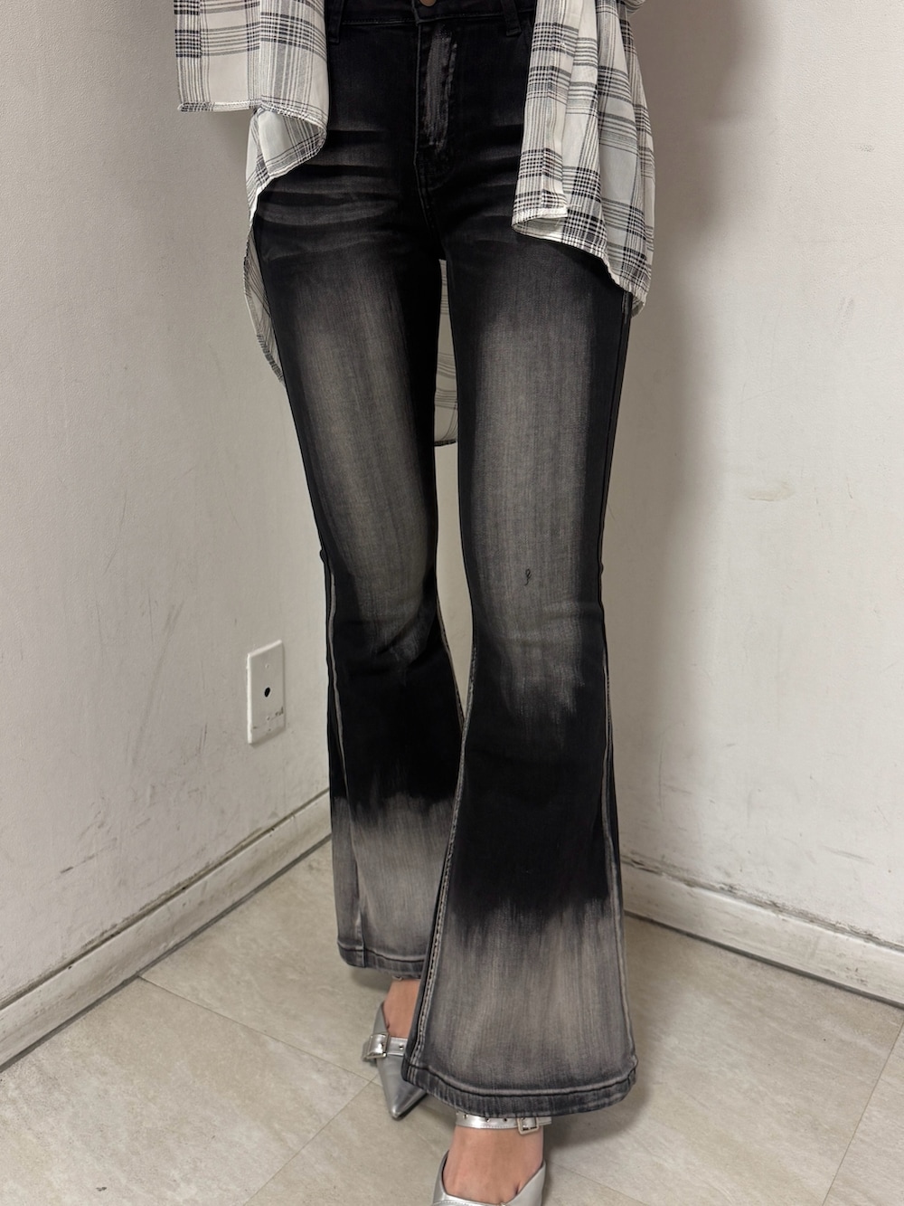 「チェックシャツ、フレアパンツ、モノトーンコーデ、ootd、outfit、グラデーションデニム、春コーデ、高身長コーデ」｜Shihoさん（骨格ウェーブ・レディース・169cm）の夏コーディネートの3枚目の写真