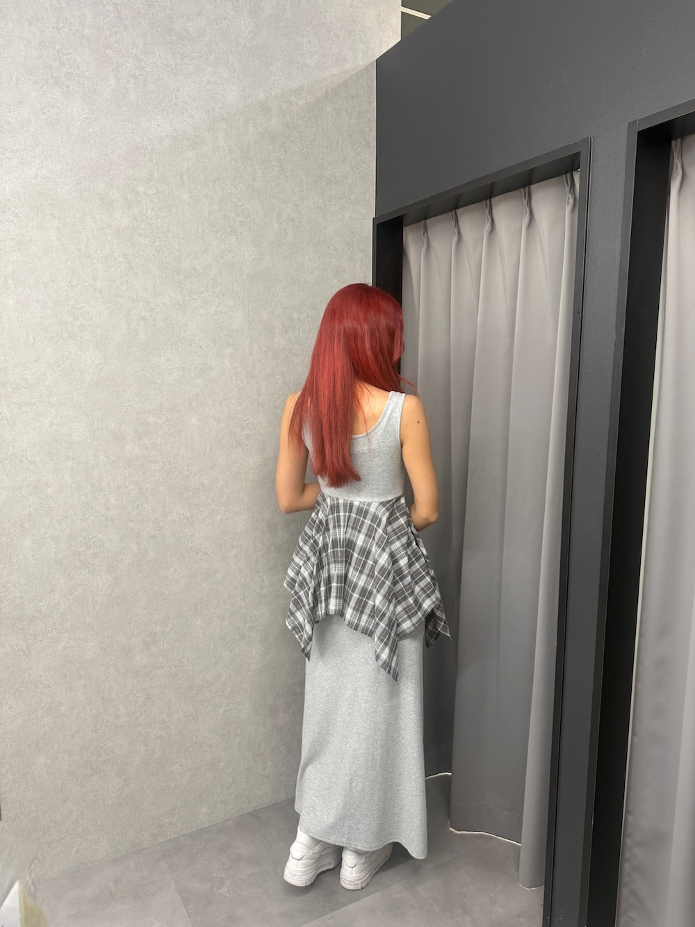 「今日のコーデ、ワントーンコーデ、ワンピース、夏コーデ、チェックシャツ、大人カジュアル、ootd、スニーカーコーデ」｜「ANAPのチェックシャツ付き タンクワンピース（ワンピース、グレー系）」を使った、Shihoさん（骨格ウェーブ・レディース・169cm）の夏コーディネートの2枚目の写真