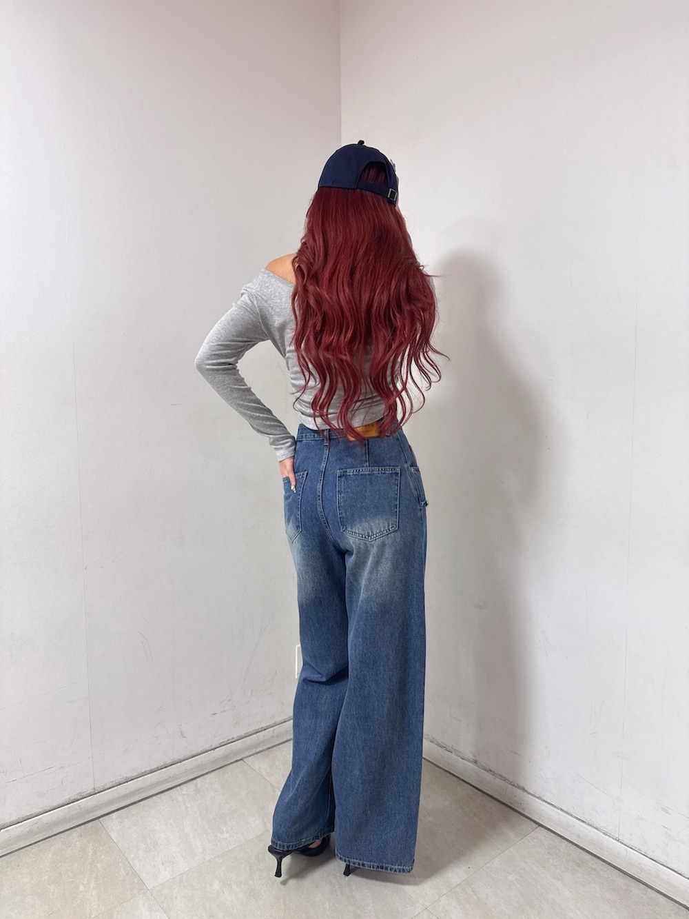 「デニムパンツ、春コーデ、カジュアルコーデ、outfit、高身長コーデ、骨格ウェーブ」｜「ANAPのアシンメトリータイトトップス（Tシャツ/カットソー、ホワイト系）」を使った、Shihoさん（骨格ウェーブ・レディース・169cm）の春コーディネートの2枚目の写真