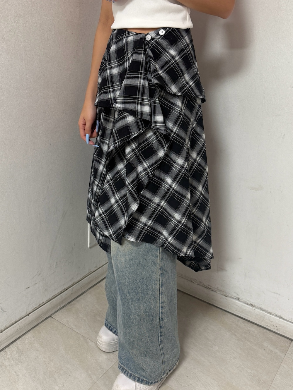 「ootd、カジュアルコーデ、レイヤードコーデ、デニムパンツ、チェックスカート、outfit、streetstyle」｜「ANAPのチェック ラップ風 フレア スカート（スカート、ブラック系）」を使った、Shihoさん（骨格ウェーブ・レディース・169cm）の夏コーディネートの3枚目の写真