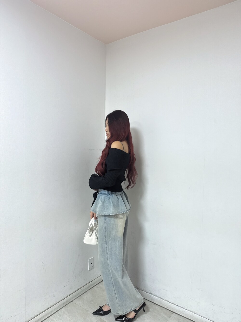 「大人カジュアル、レイヤード風パンツ、デニムパンツ、outfit、ootd、春コーデ」｜「ANAPのスカートレイヤードデザインワイドデニムパンツ（デニムパンツ、ブルー系）」を使った、Shihoさん（骨格ウェーブ・レディース・169cm）の春コーディネートの2枚目の写真