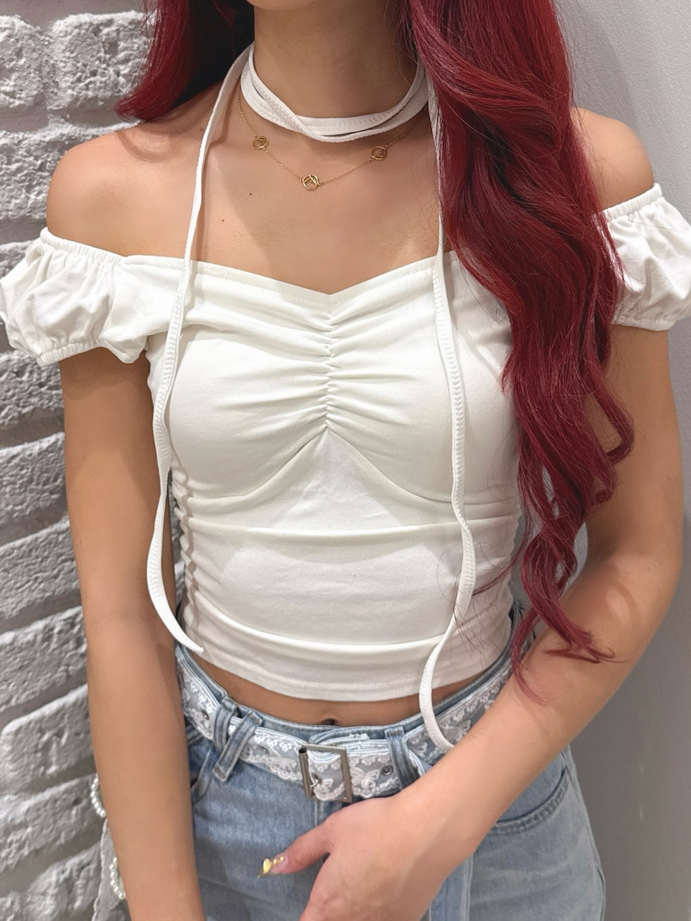 「春コーデ、カジュアルガーリー、オフショル、デニムパンツ、outfit」｜「ANAPの2WAYタンクトップ（Tシャツ/カットソー、ブラック系）」を使った、Shihoさん（骨格ウェーブ・レディース・169cm）の春コーディネートの3枚目の写真
