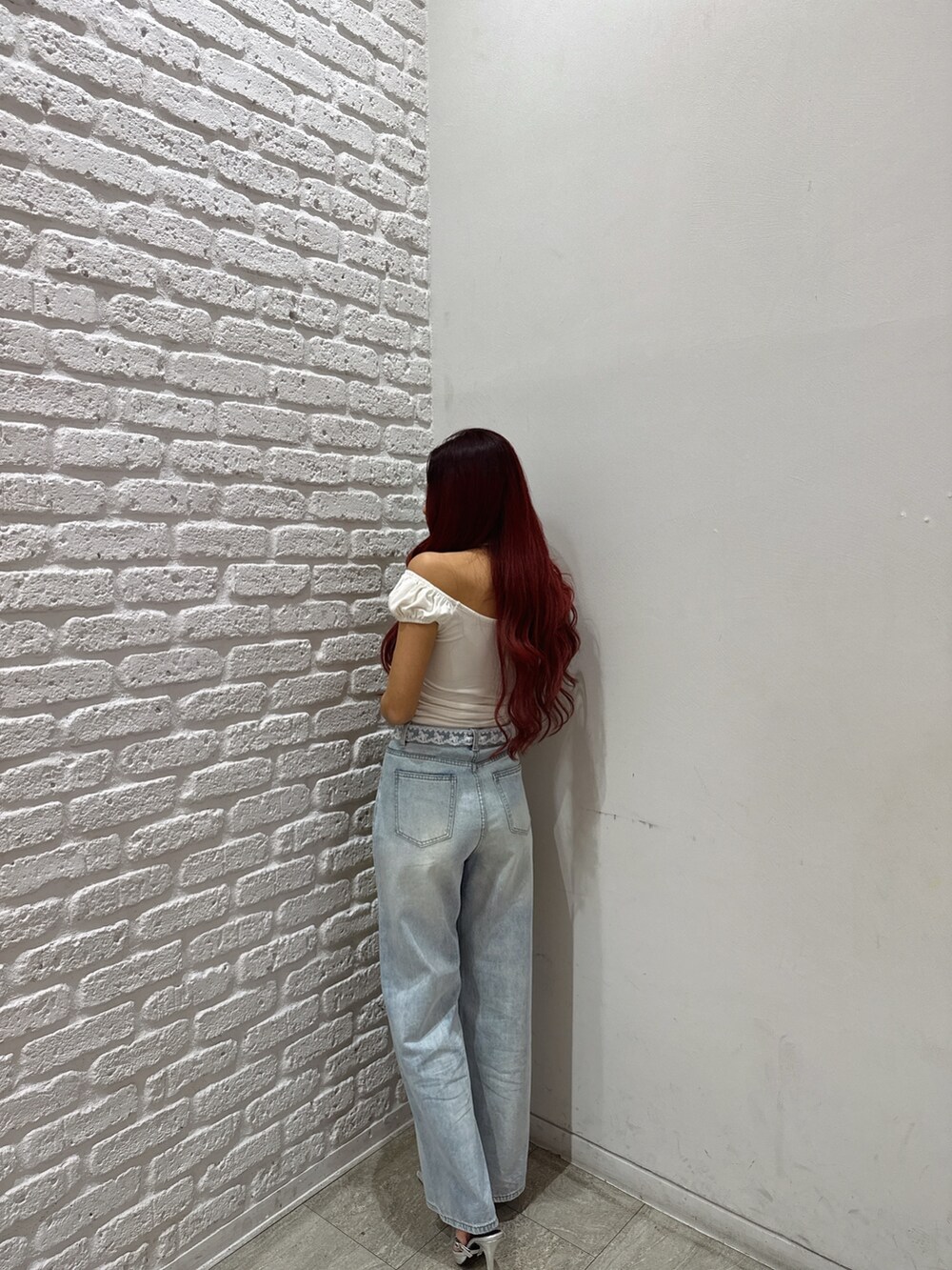 「春コーデ、カジュアルガーリー、オフショル、デニムパンツ、outfit」｜「ANAPの2WAYタンクトップ（Tシャツ/カットソー、ブラック系）」を使った、Shihoさん（骨格ウェーブ・レディース・169cm）の春コーディネートの2枚目の写真