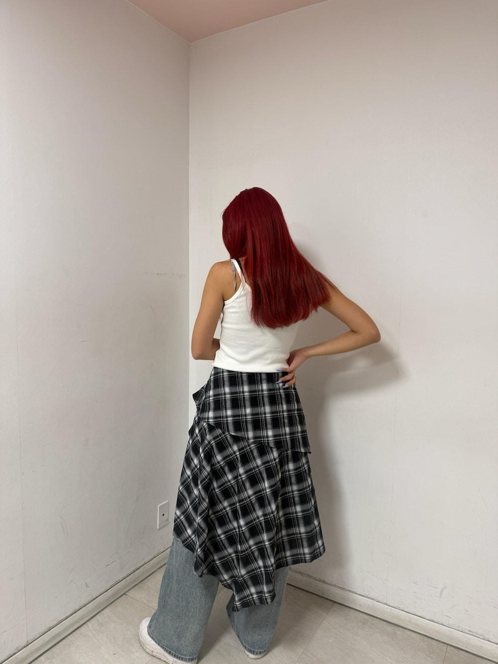 「ootd、カジュアルコーデ、レイヤードコーデ、デニムパンツ、チェックスカート、outfit、streetstyle」｜「ANAPのチェック ラップ風 フレア スカート（スカート、ブラック系）」を使った、Shihoさん（骨格ウェーブ・レディース・169cm）の夏コーディネートの2枚目の写真