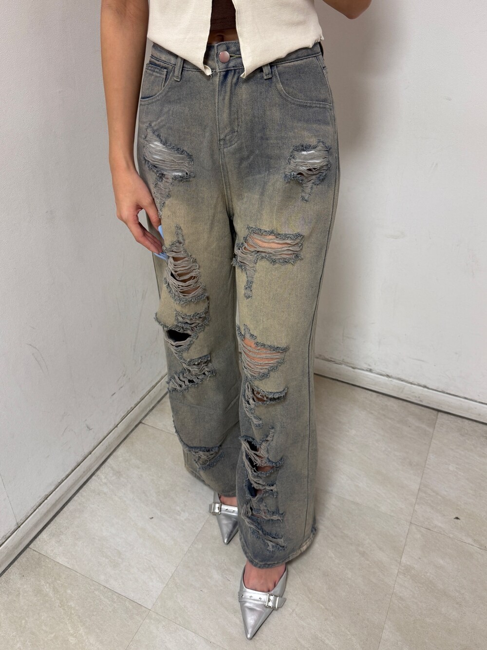「ダメージデニムパンツ、レイヤードコーデ、春夏コーデ、ブラウンコーデ、ootd、outfit、高身長コーデ」｜「ANAPのハイダメージデニム（デニムパンツ、ブルー系）」を使った、Shihoさん（骨格ウェーブ・レディース・169cm）の夏コーディネートの3枚目の写真