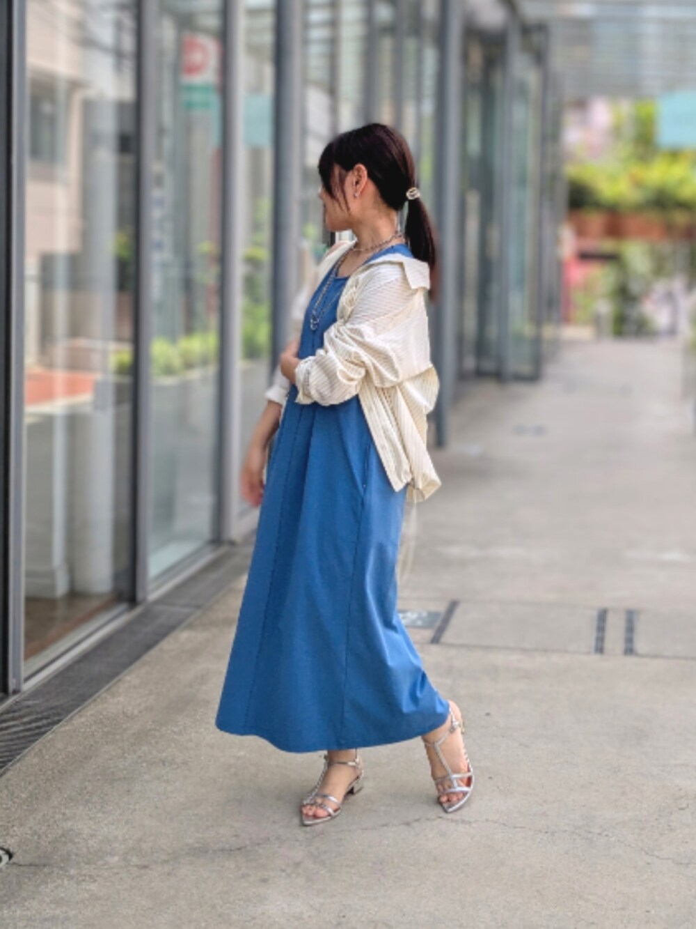 ブルー系のワンピース、イエロー系のシャツ/ブラウス、シルバー系のサンダルを着用したレディースの夏コーディネートの2枚目の写真