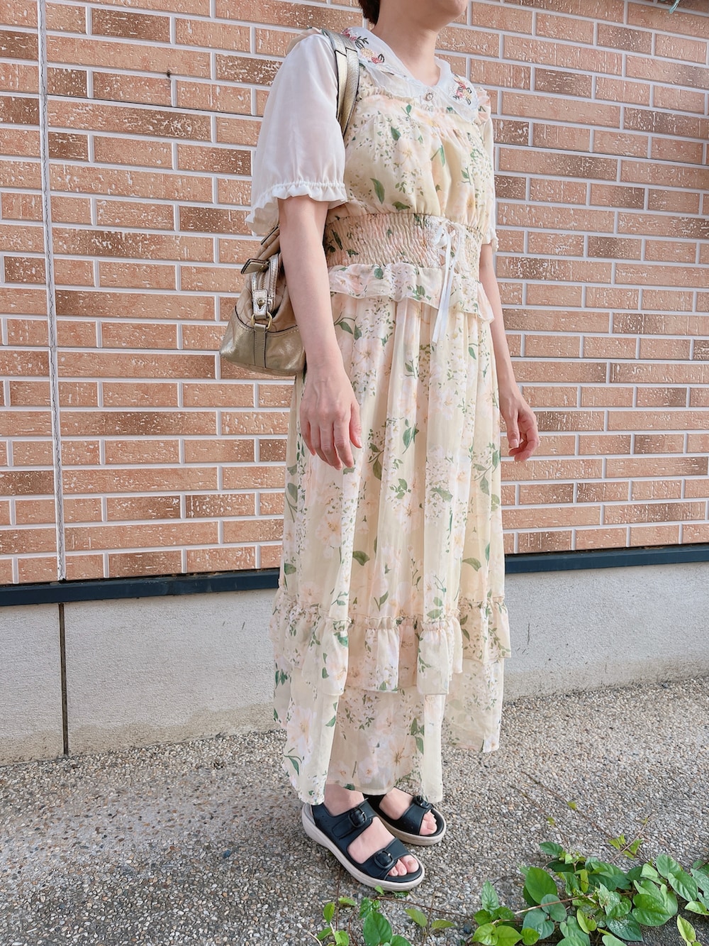 イエロー系のワンピース、その他のトップス、ゴールド系のボストンバッグを着用したレディースの夏コーディネートの2枚目の写真