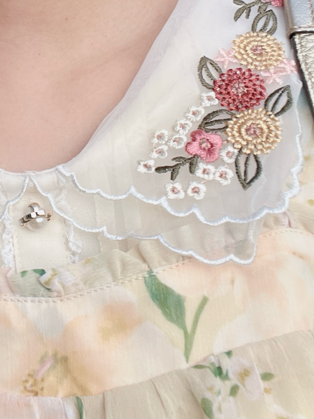 イエロー系のワンピース、その他のトップス、ゴールド系のボストンバッグを着用したレディースの夏コーディネートの3枚目の写真