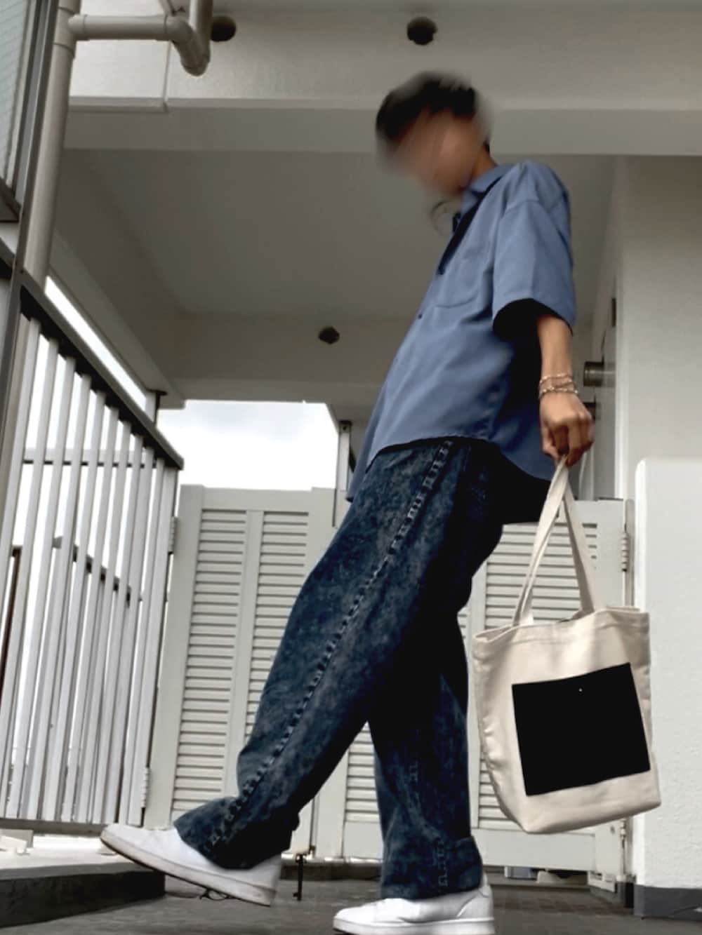 「トートバッグ、ブルーコーデ、ブルーシャツ、デニムパンツ、デニム、ワイドパンツ、ワイドデニム、シャツスタイル、シャツ、夏コーデ、きれいめカジュアル、白スニーカー、スニーカー、ゆるコーデ、カジュアルコーデ」｜「SITRYのSITRY Oversize Drop shoulder Regular collar shirt/別注 ビッグシルエット ドレープツイル レギュラーカラーシャツ（シャツ/ブラウス、ブルー系）」を使った、Sudaさん（メンズ・178cm）の夏コーディネートの2枚目の写真