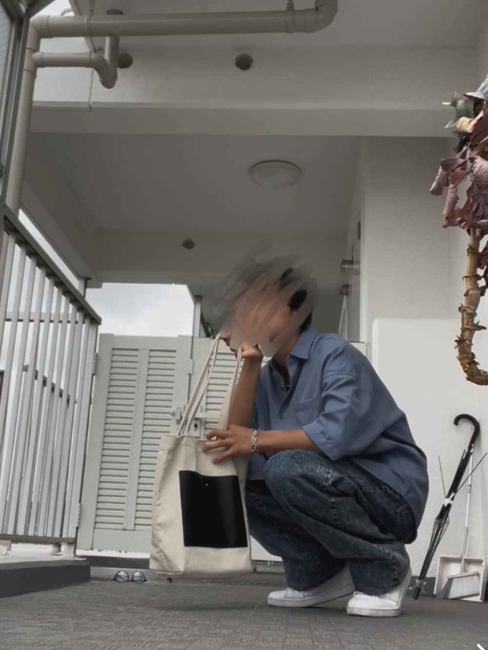 「トートバッグ、ブルーコーデ、ブルーシャツ、デニムパンツ、デニム、ワイドパンツ、ワイドデニム、シャツスタイル、シャツ、夏コーデ、きれいめカジュアル、白スニーカー、スニーカー、ゆるコーデ、カジュアルコーデ」｜「SITRYのSITRY Oversize Drop shoulder Regular collar shirt/別注 ビッグシルエット ドレープツイル レギュラーカラーシャツ（シャツ/ブラウス、ブルー系）」を使った、Sudaさん（メンズ・178cm）の夏コーディネートの3枚目の写真